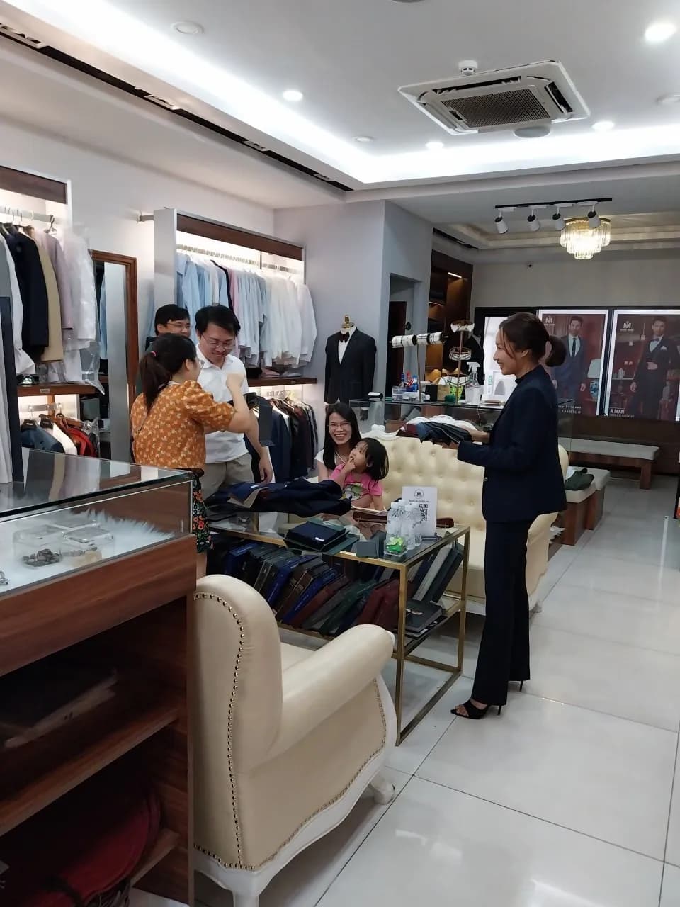 Phóng sự tại showroom — Mon Amie