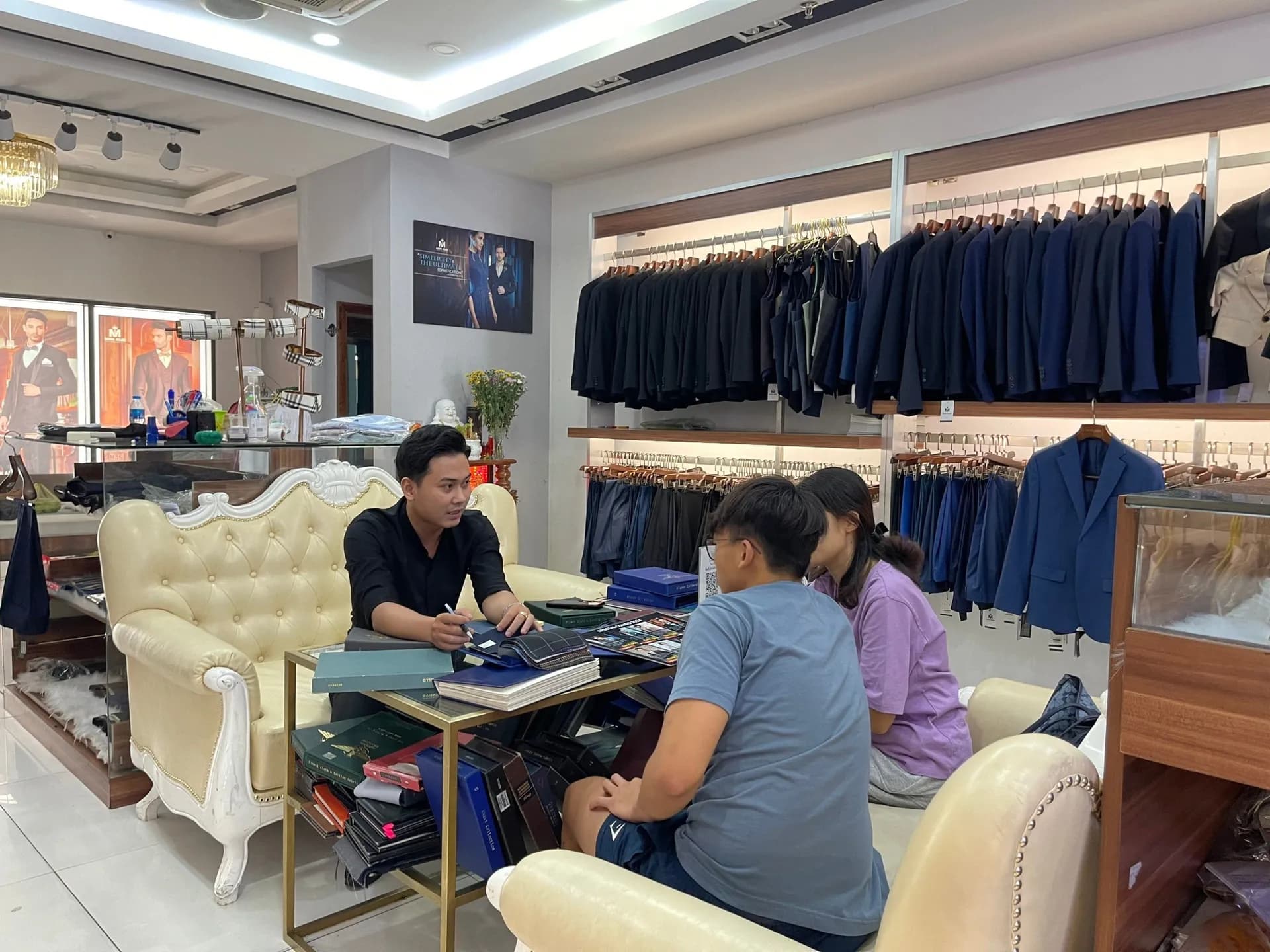 Phóng sự tại showroom — Mon Amie