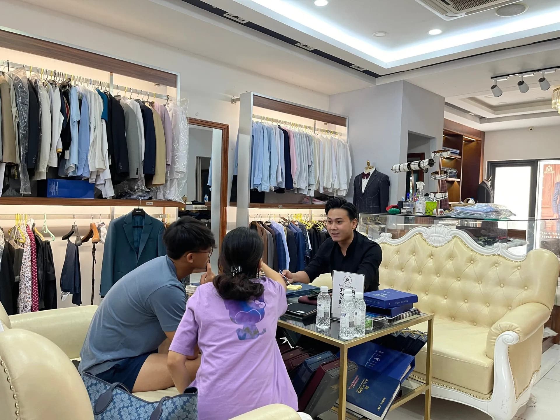 Phóng sự tại showroom — Mon Amie