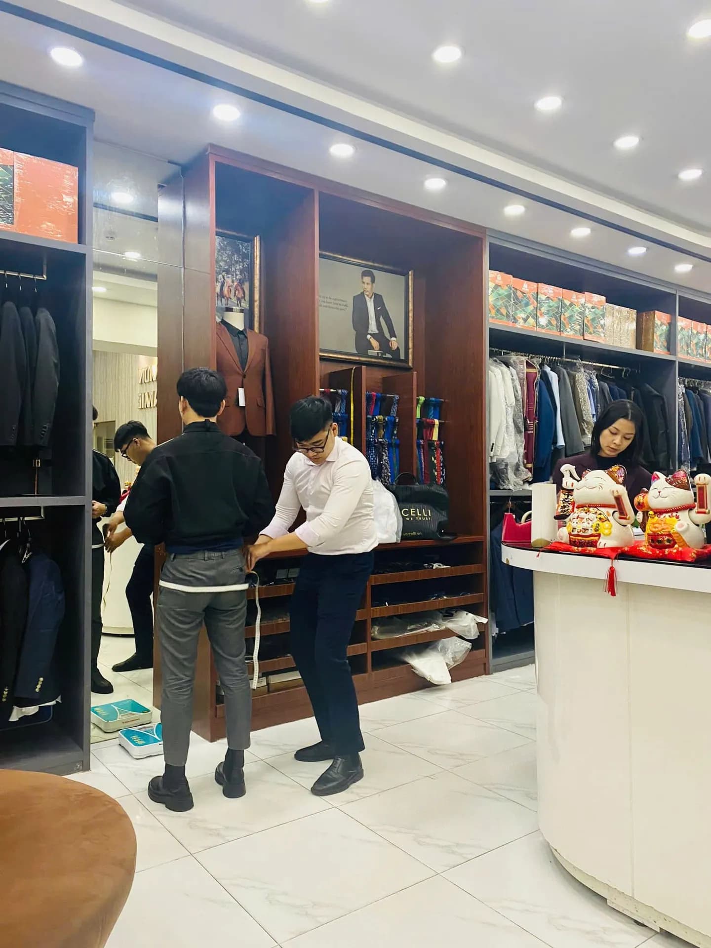 Phóng sự tại showroom — Mon Amie