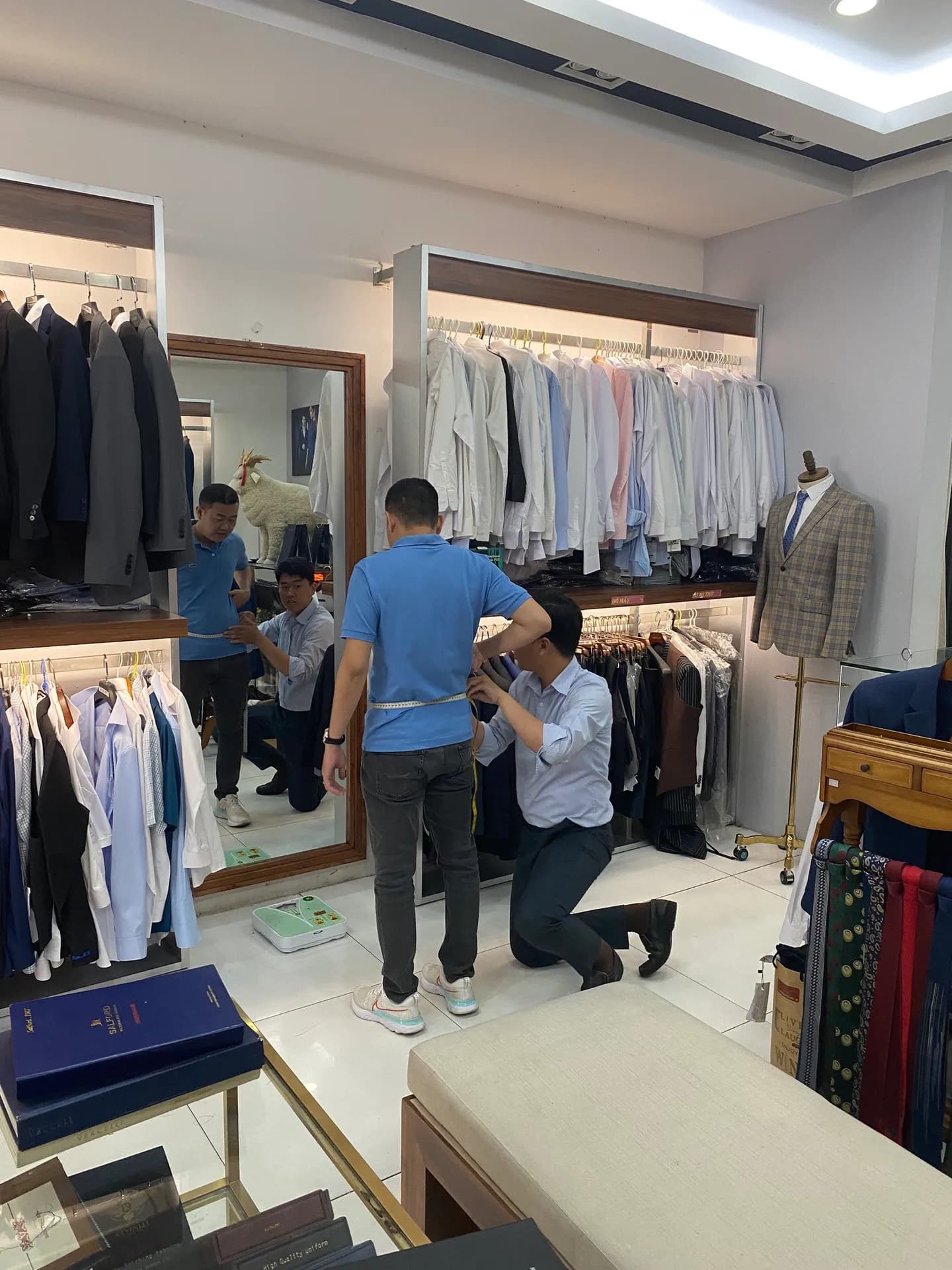 Phóng sự tại showroom — Mon Amie