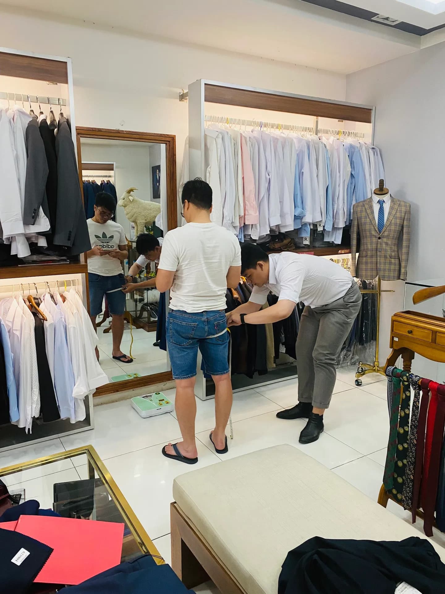 Phóng sự tại showroom — Mon Amie