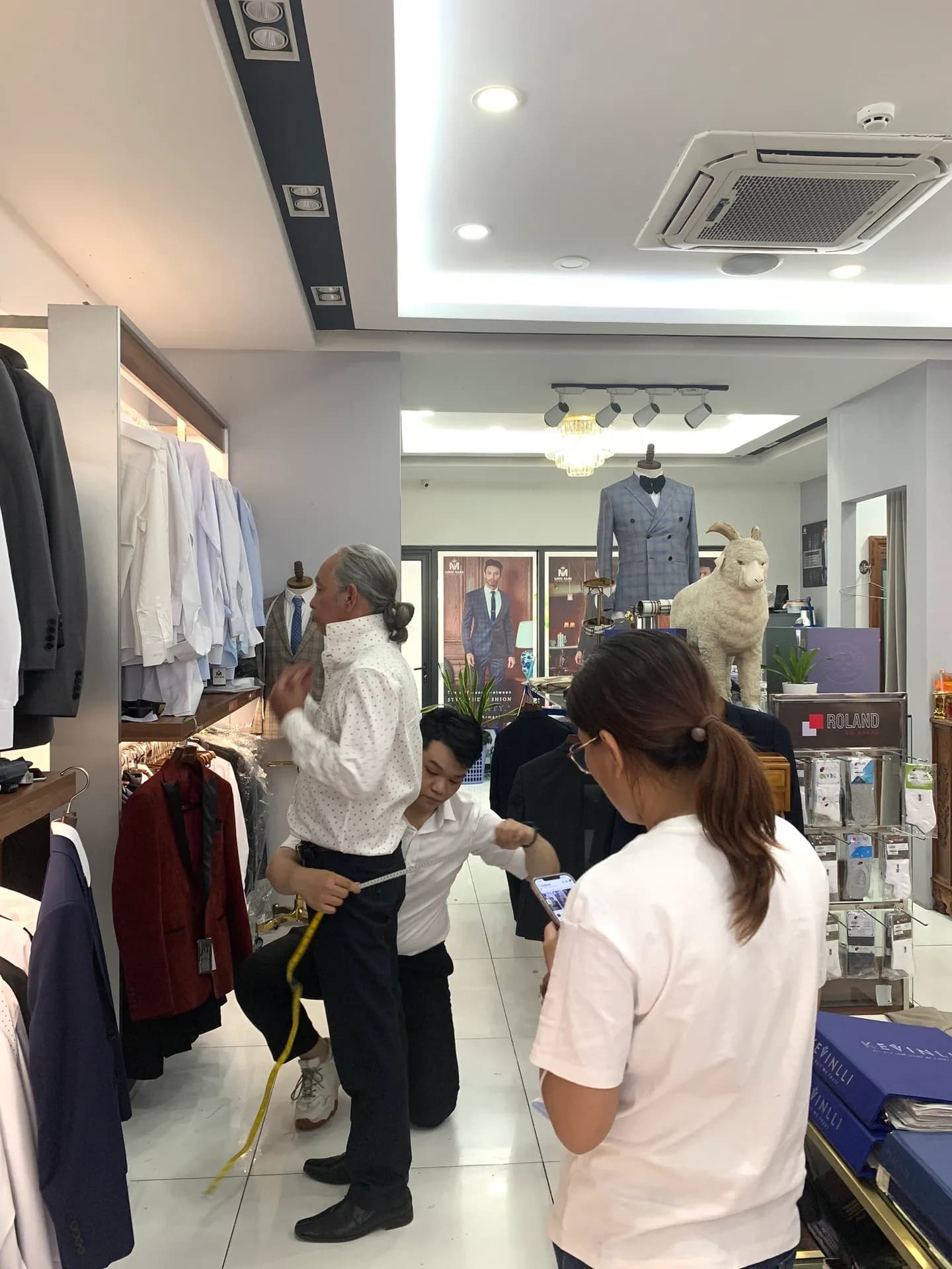 Phóng sự tại showroom — Mon Amie