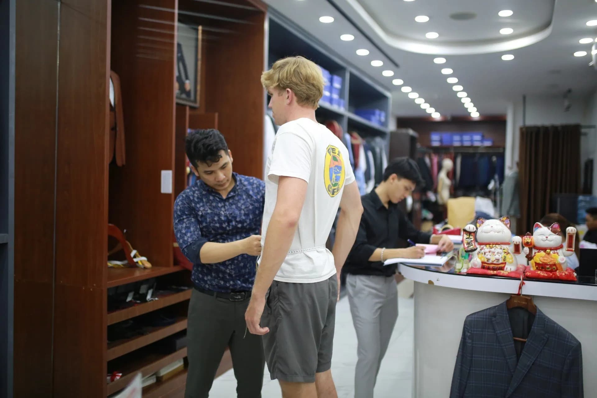 Phóng sự tại showroom — Mon Amie