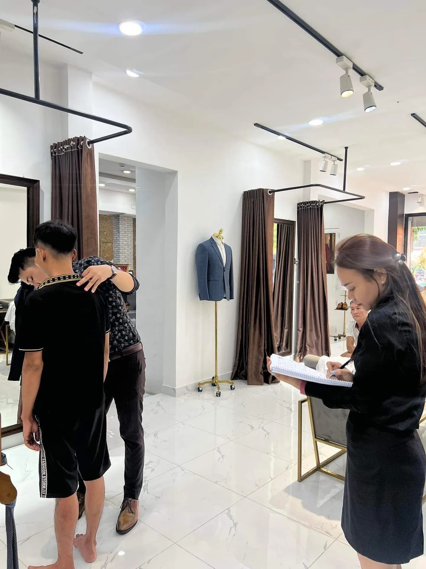 Phóng sự tại showroom — Mon Amie