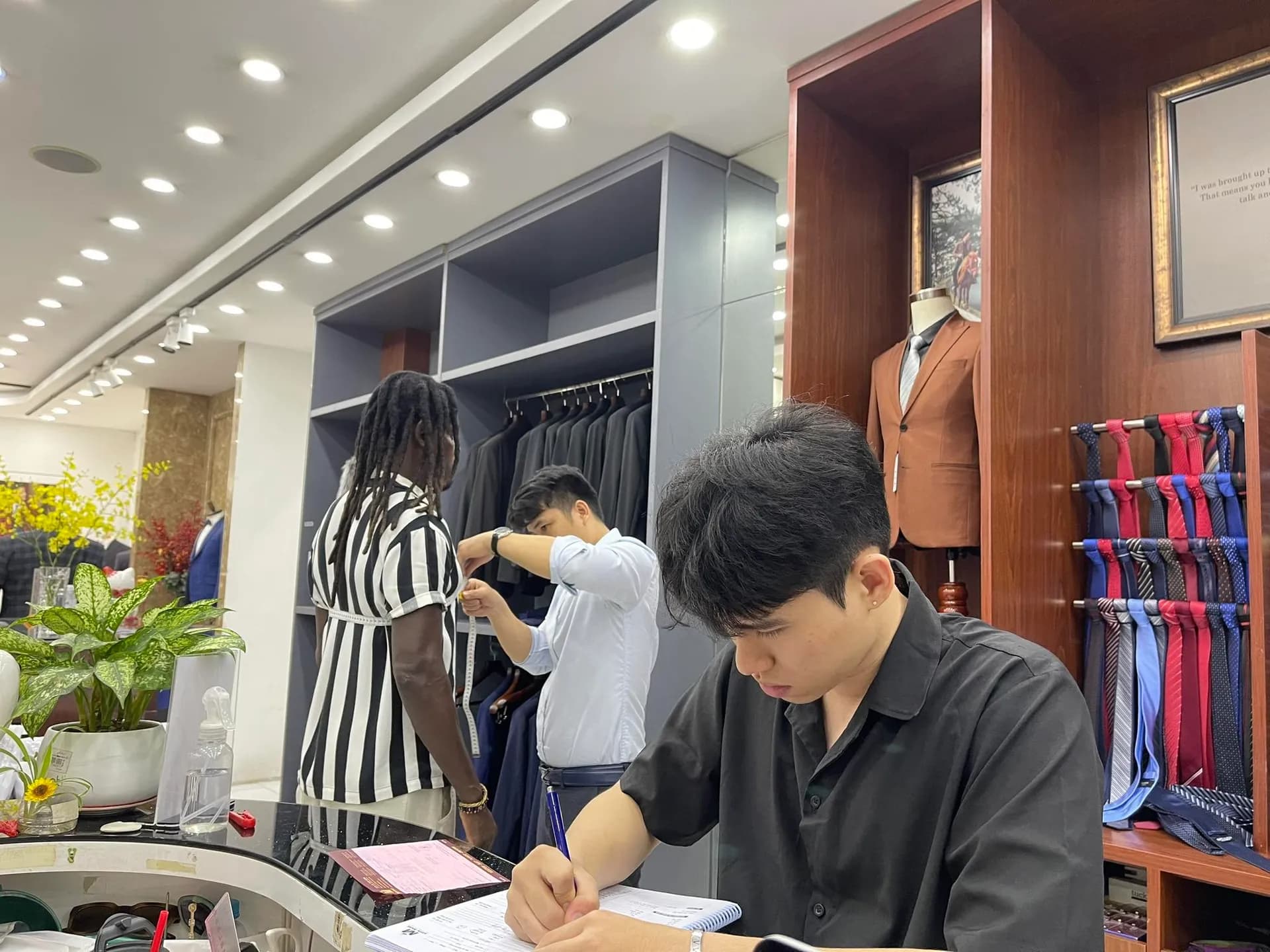Phóng sự tại showroom — Mon Amie