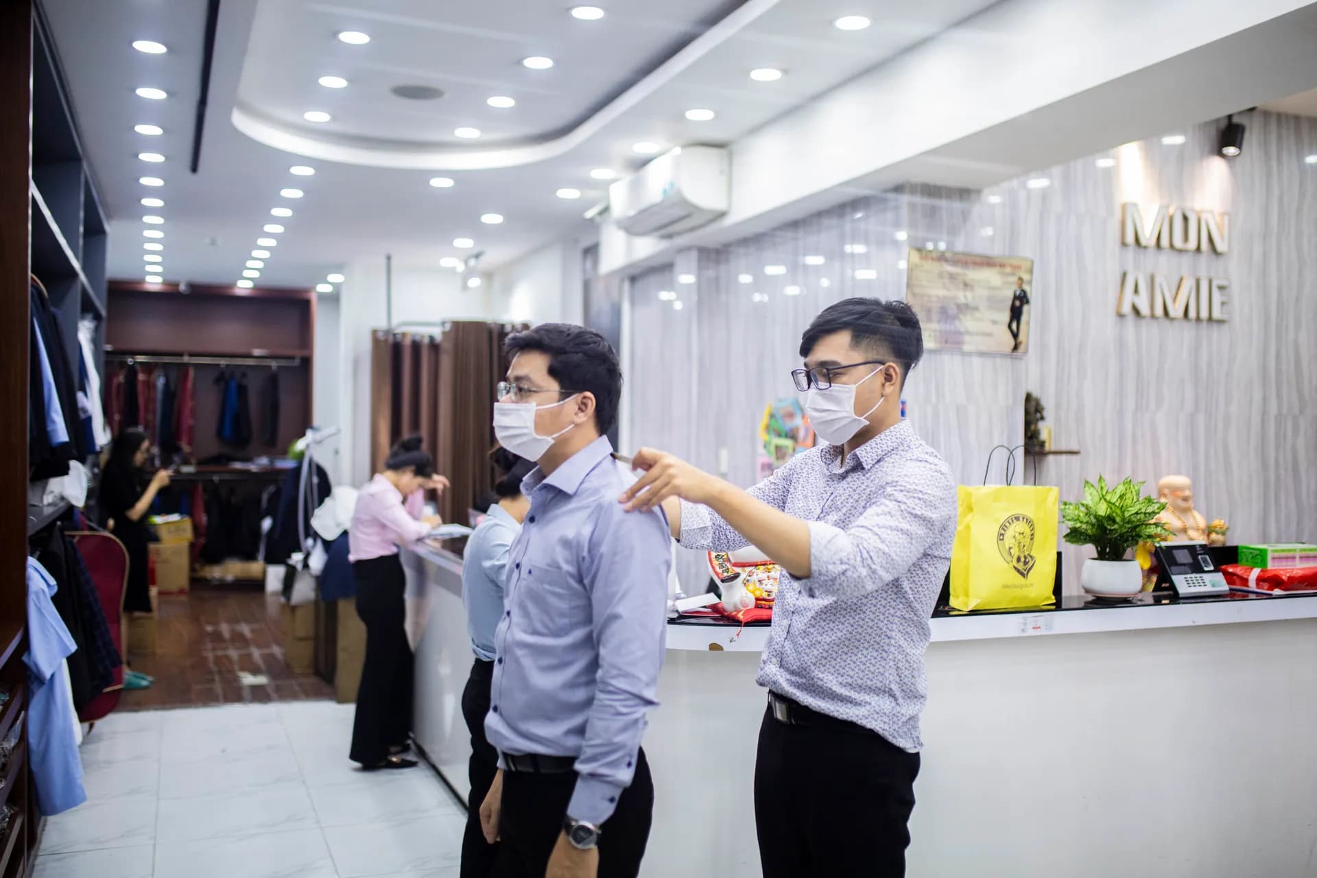 Phóng sự tại showroom — Mon Amie