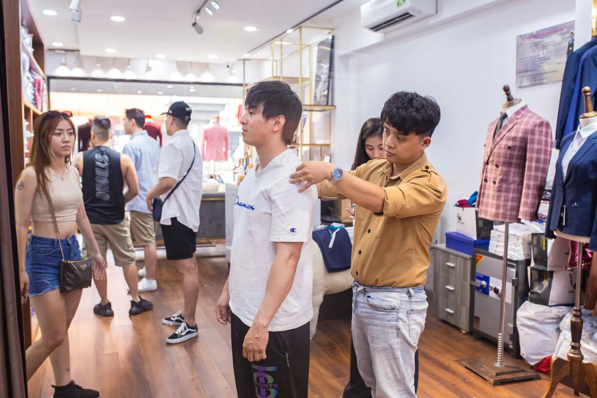 Phóng sự tại showroom — Mon Amie