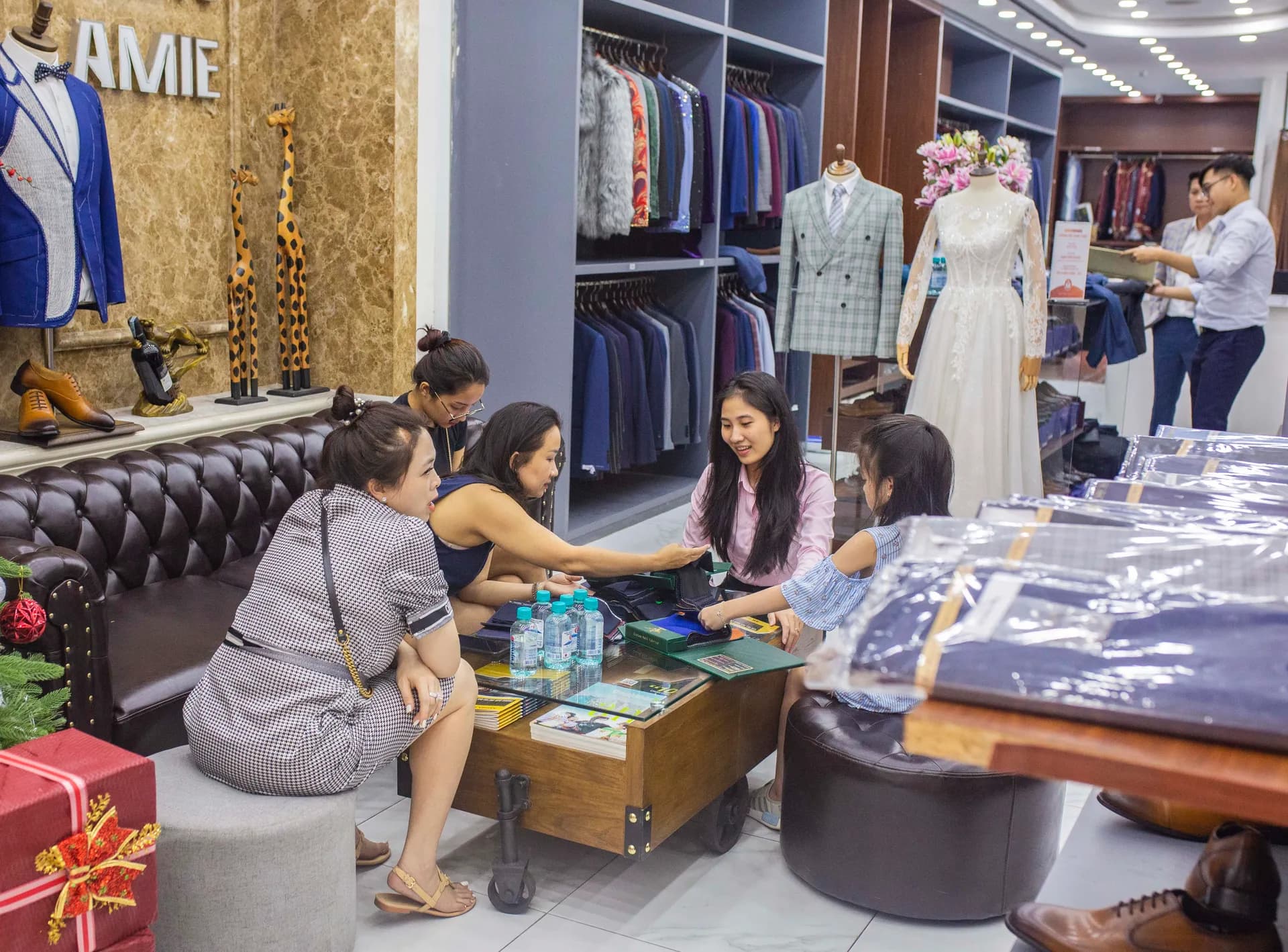 Phóng sự tại showroom — Mon Amie