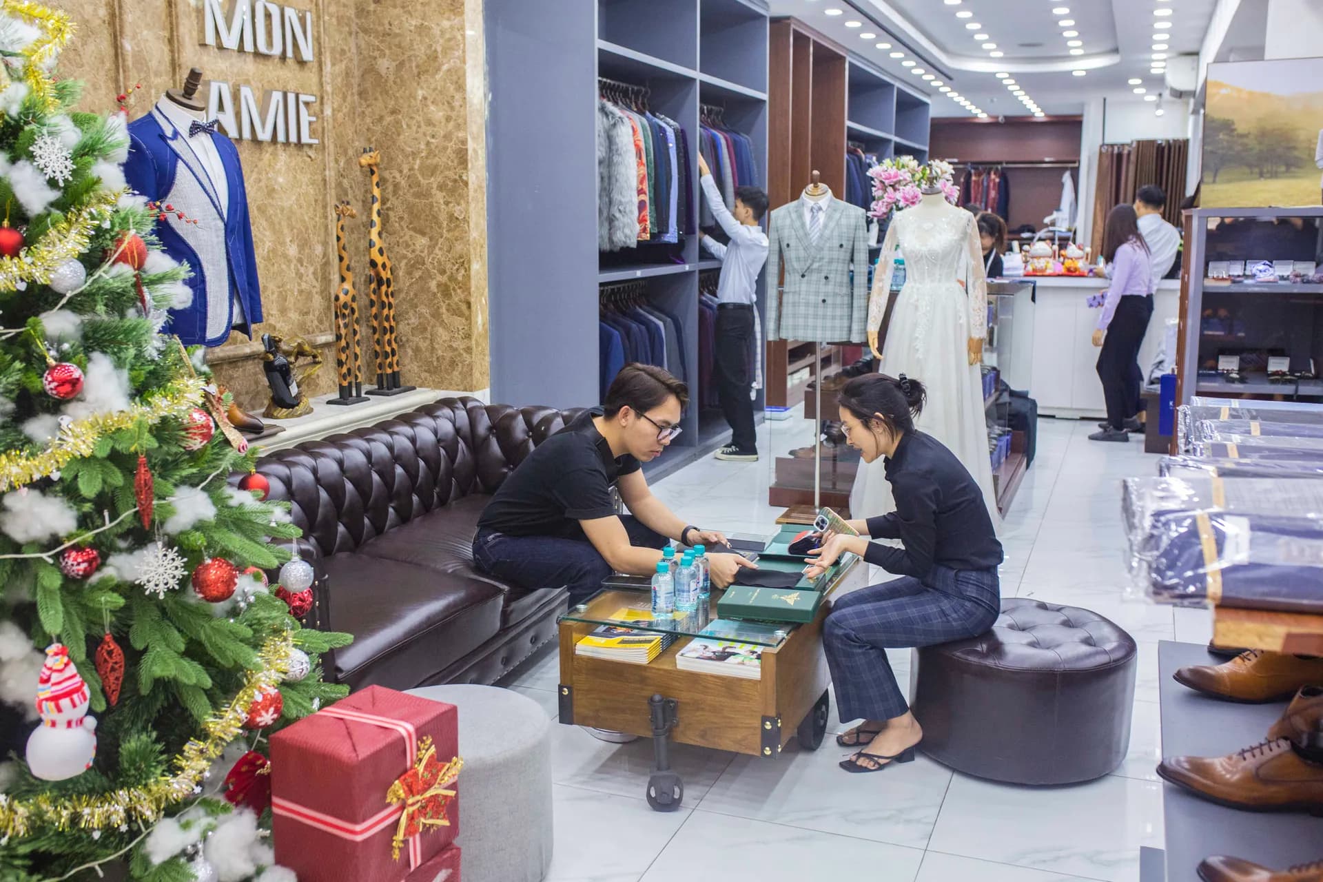 Phóng sự tại showroom — Mon Amie