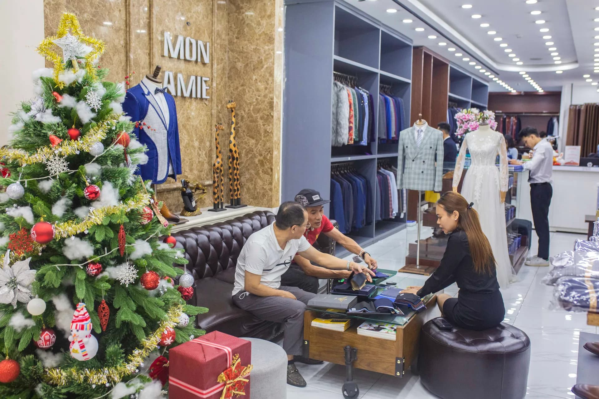 Phóng sự tại showroom — Mon Amie