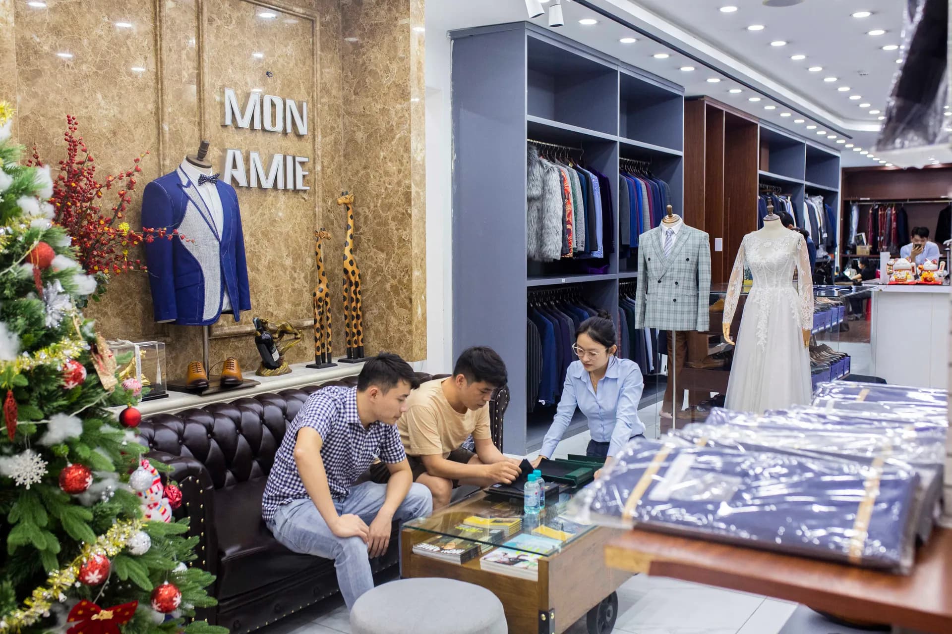 Phóng sự tại showroom — Mon Amie