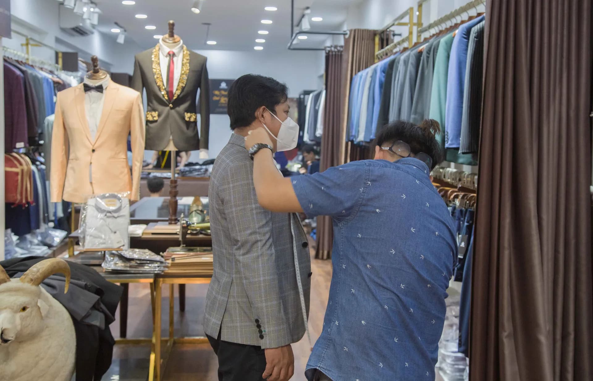 Phóng sự tại showroom — Mon Amie