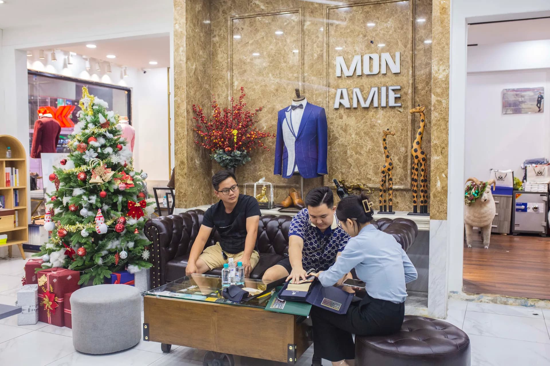 Phóng sự tại showroom — Mon Amie