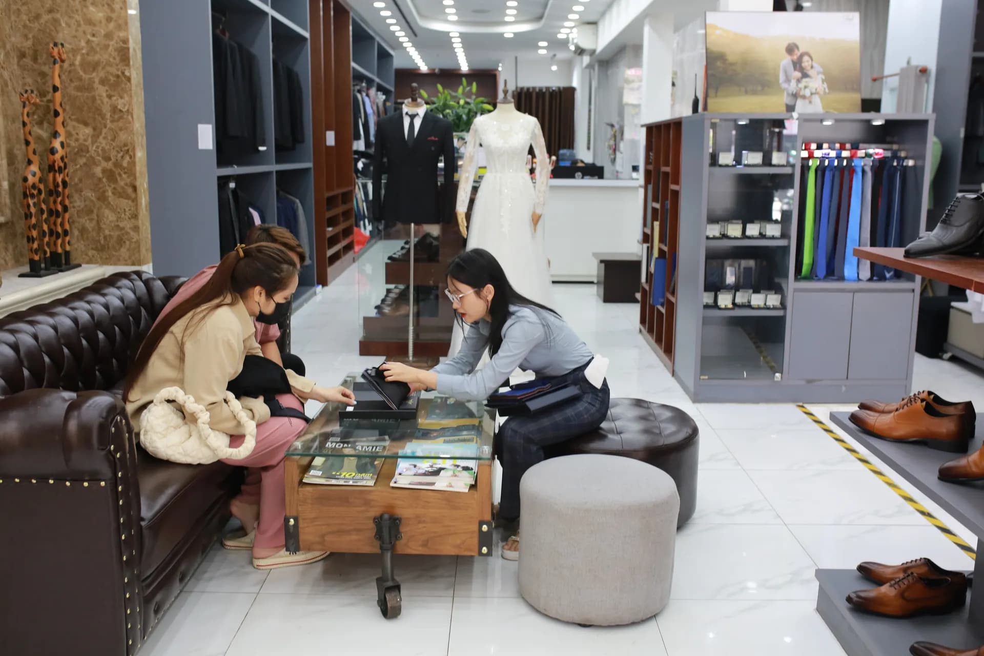 Phóng sự tại showroom — Mon Amie