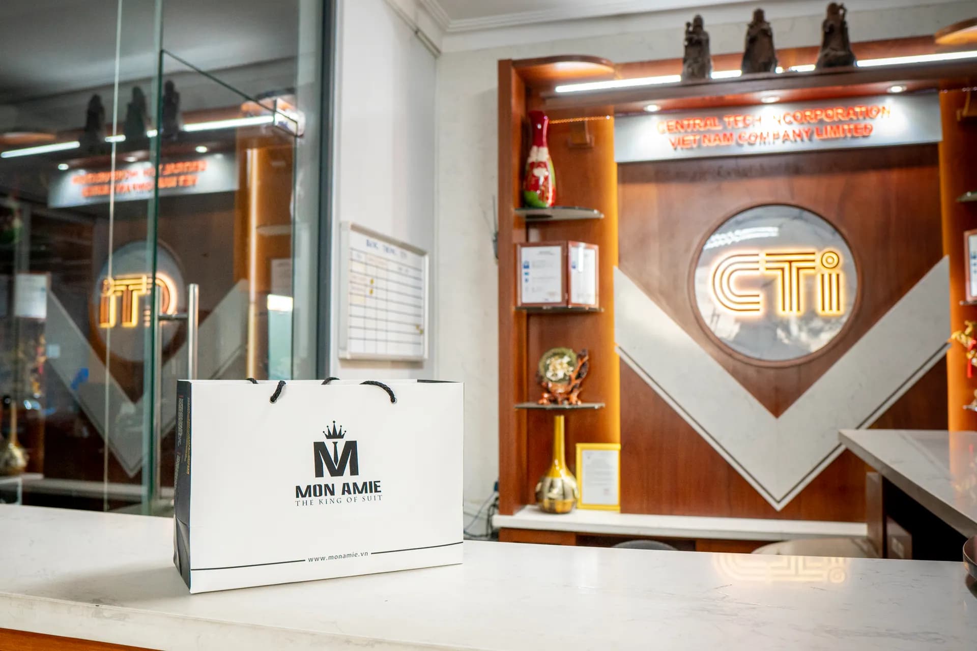 Phóng sự tại showroom — Mon Amie
