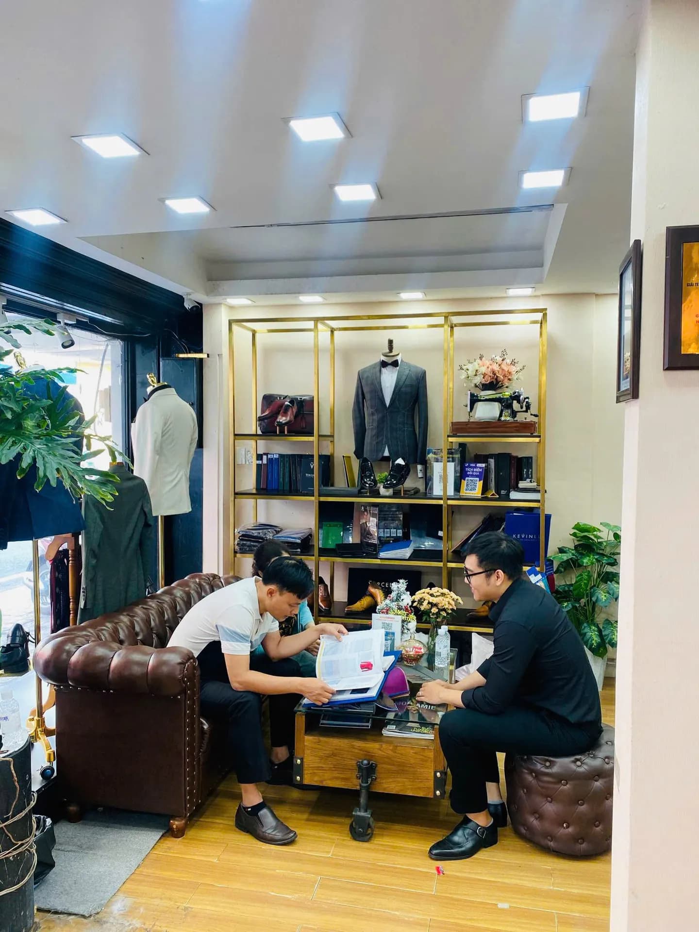 Phóng sự tại showroom — Mon Amie