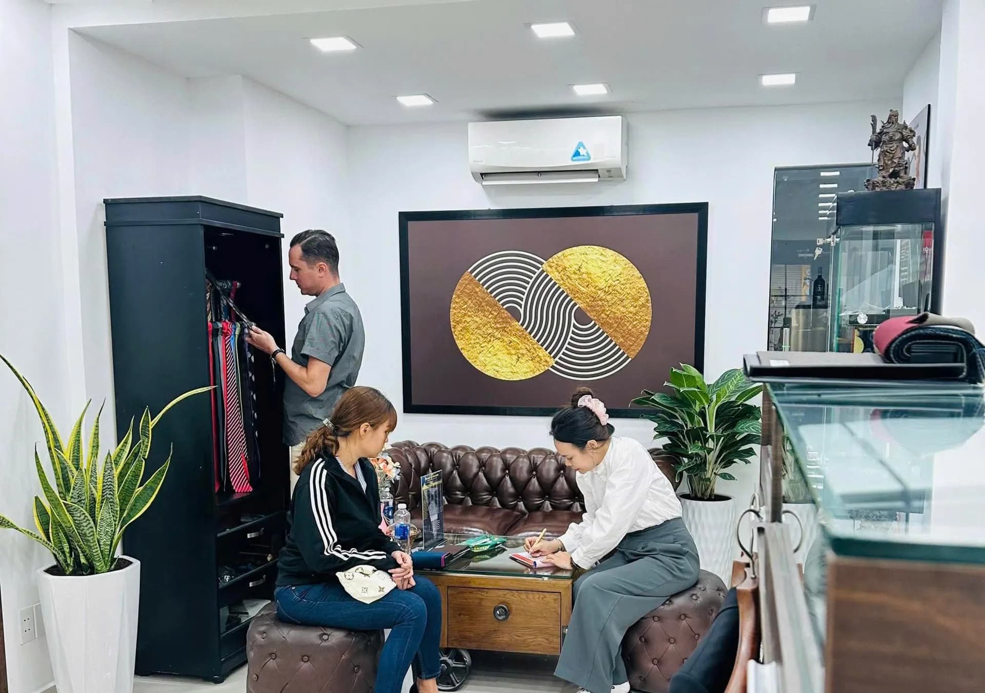 Phóng sự tại showroom — Mon Amie