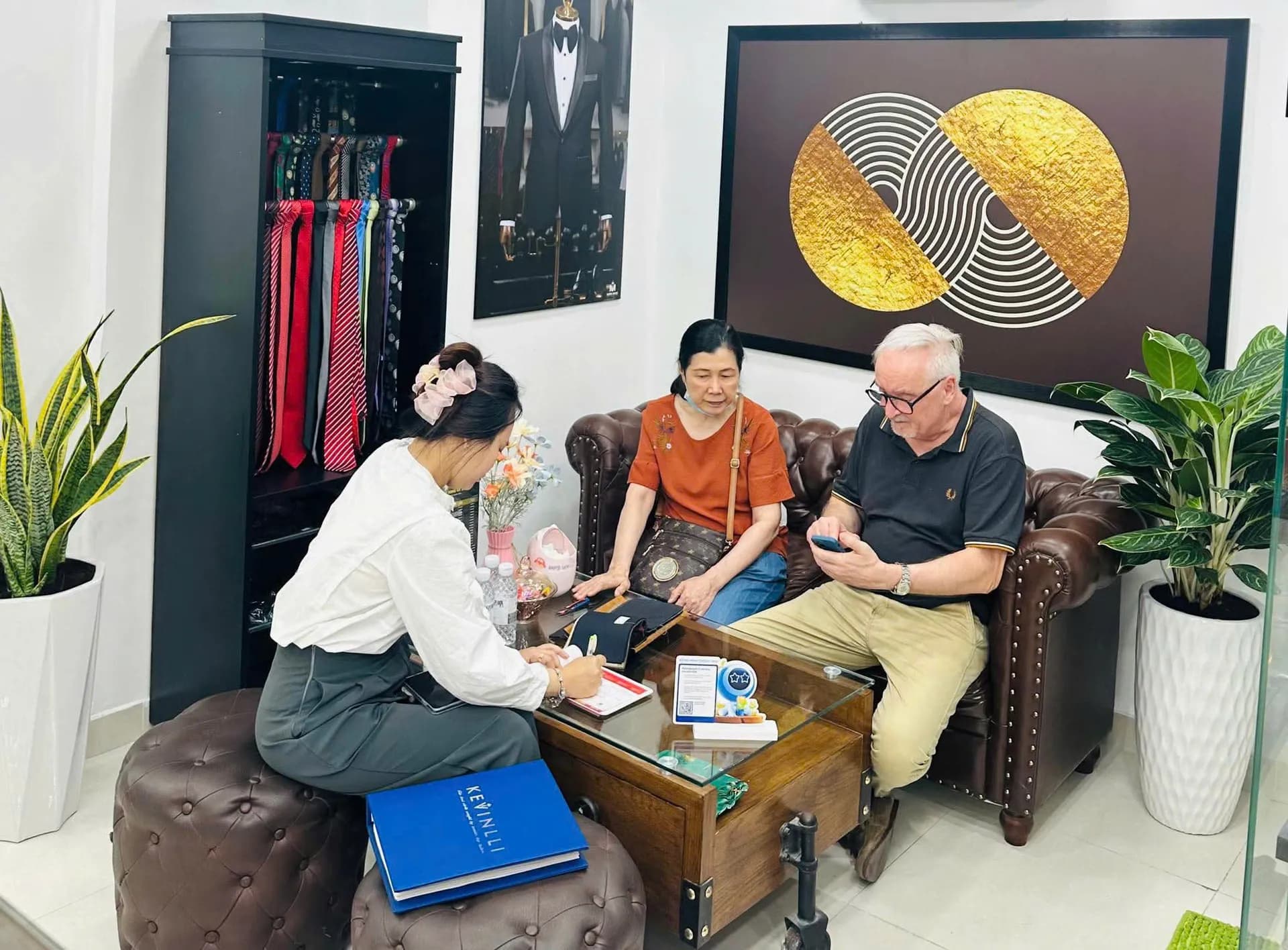Phóng sự tại showroom — Mon Amie