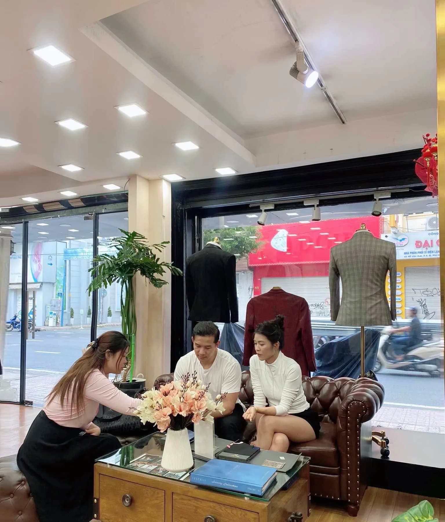 Phóng sự tại showroom — Mon Amie