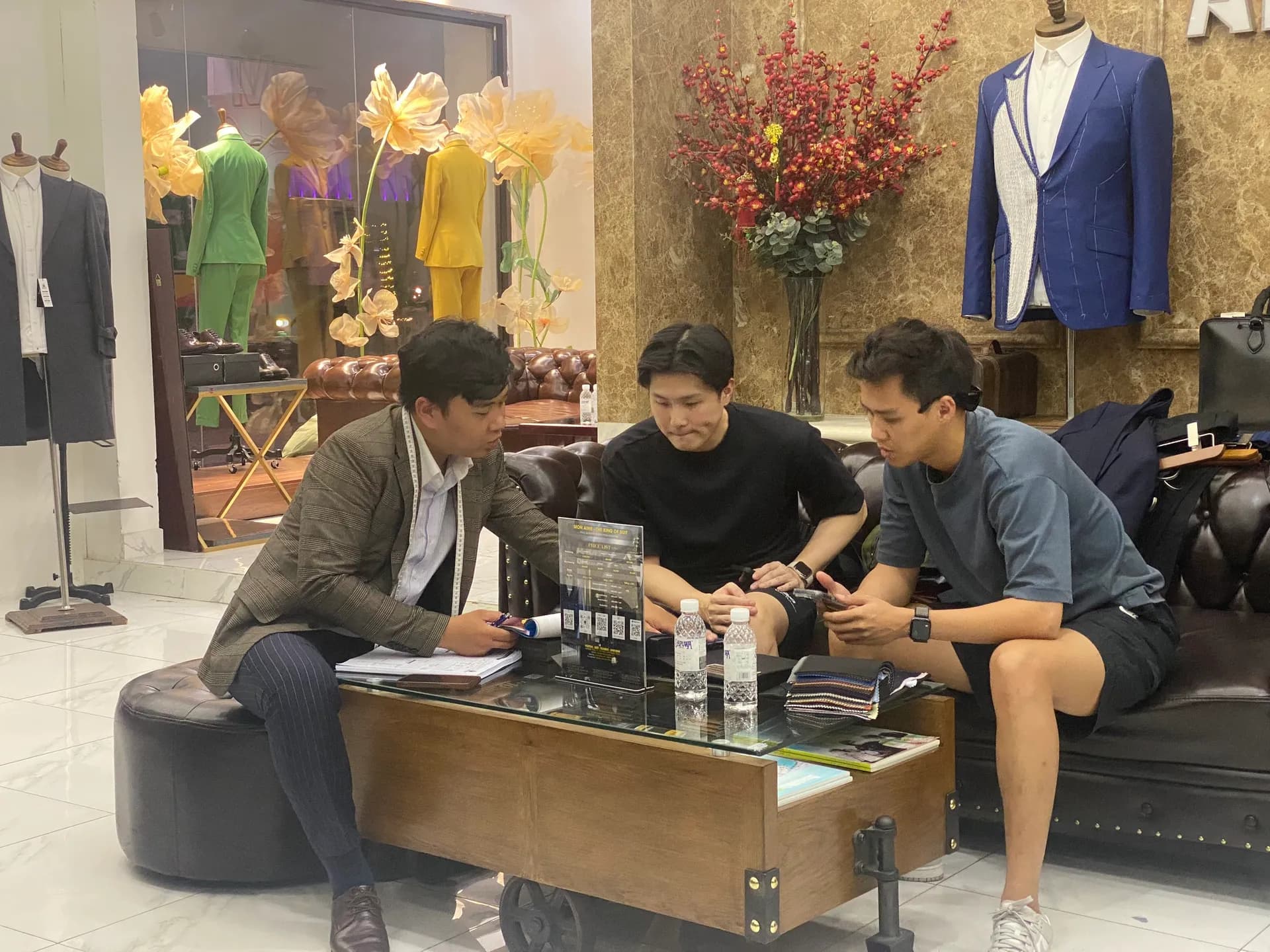 Phóng sự tại showroom — Mon Amie
