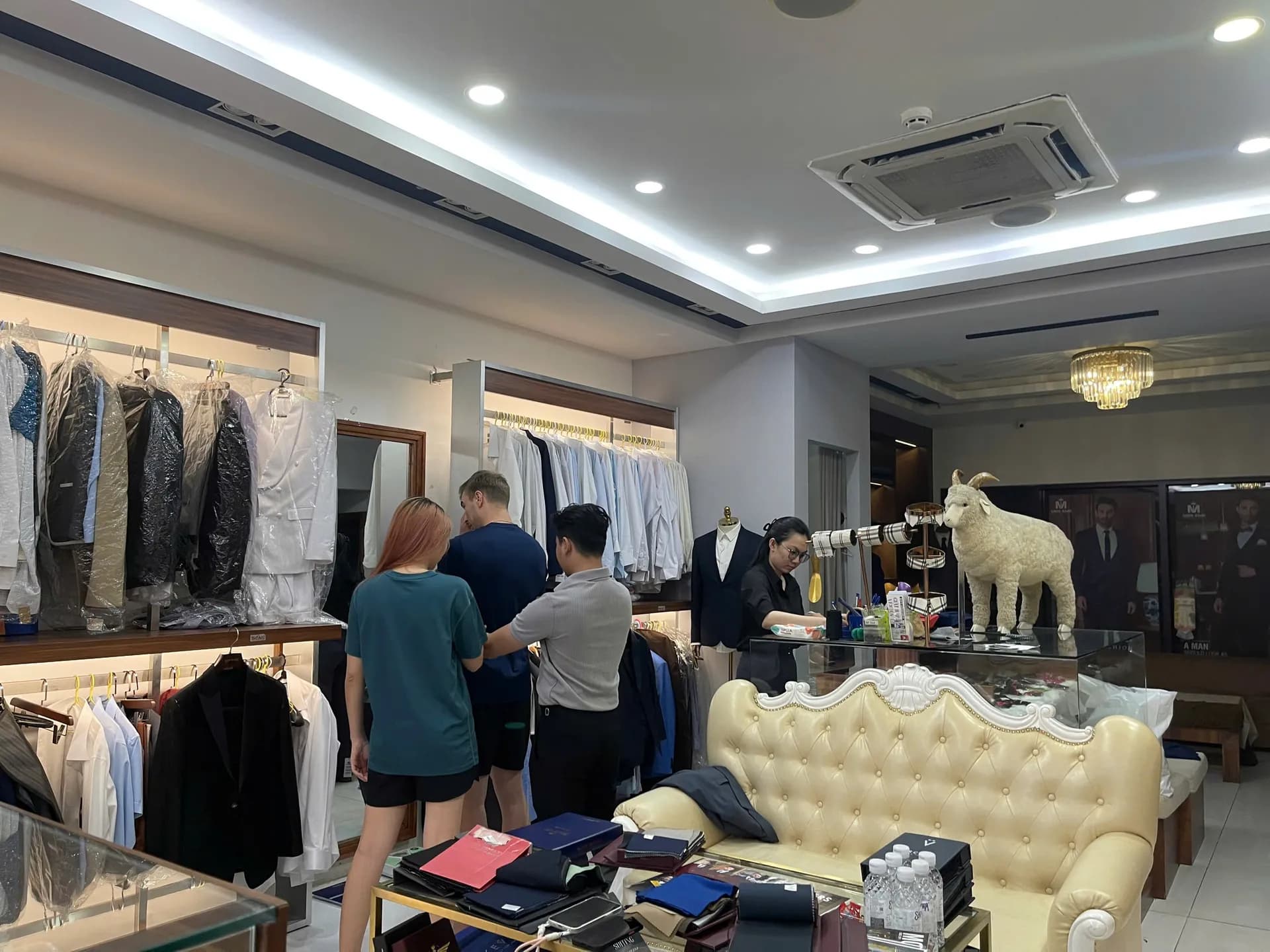 Phóng sự tại showroom — Mon Amie