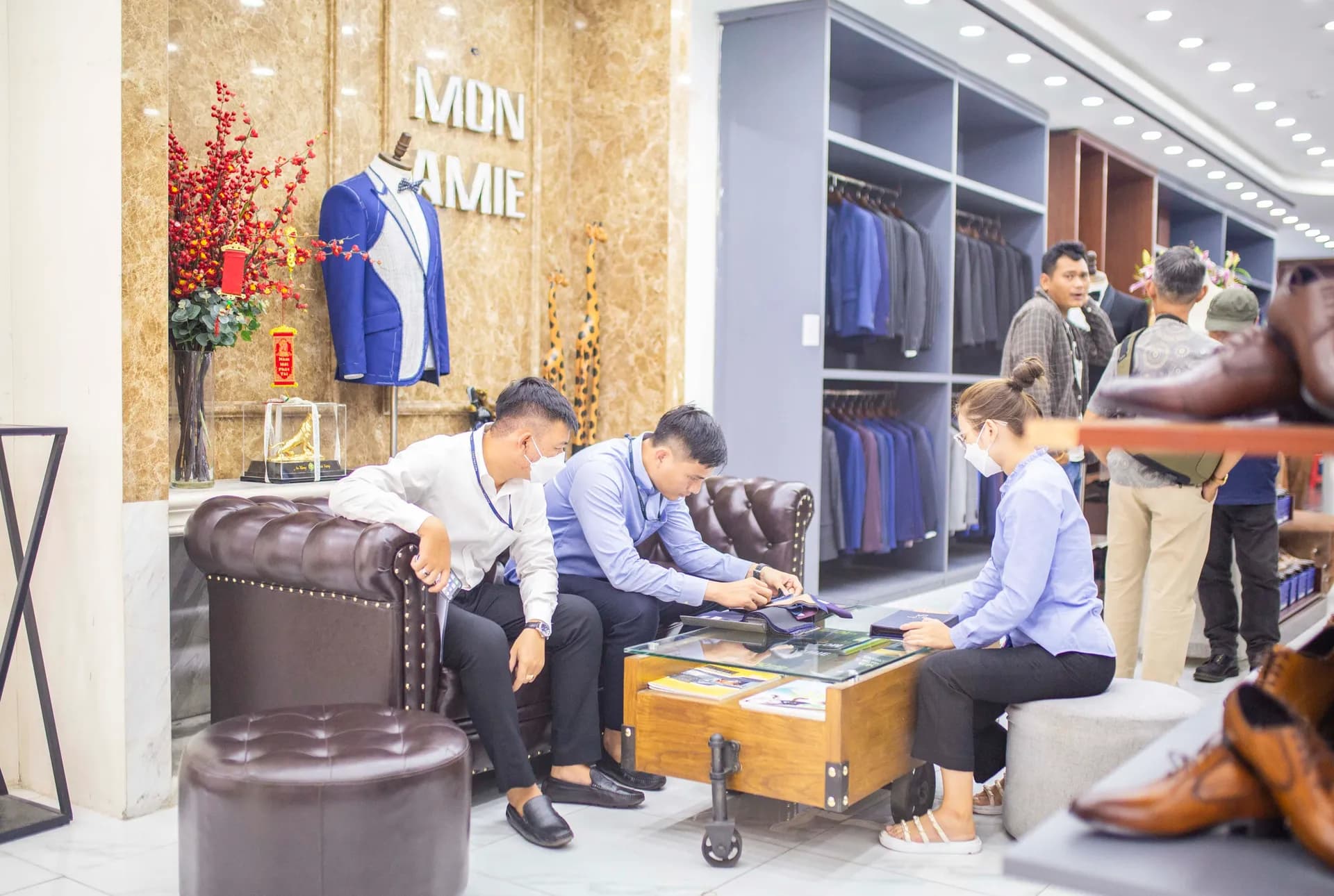 Phóng sự tại showroom — Mon Amie