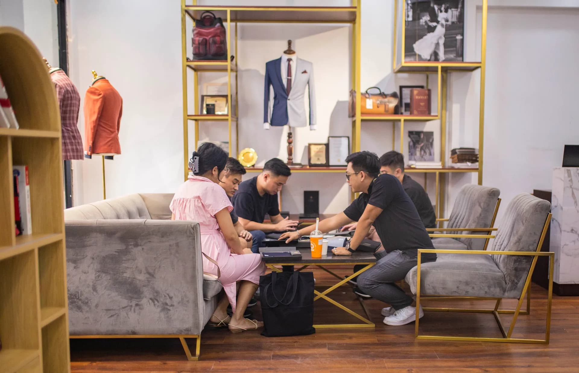 Phóng sự tại showroom — Mon Amie