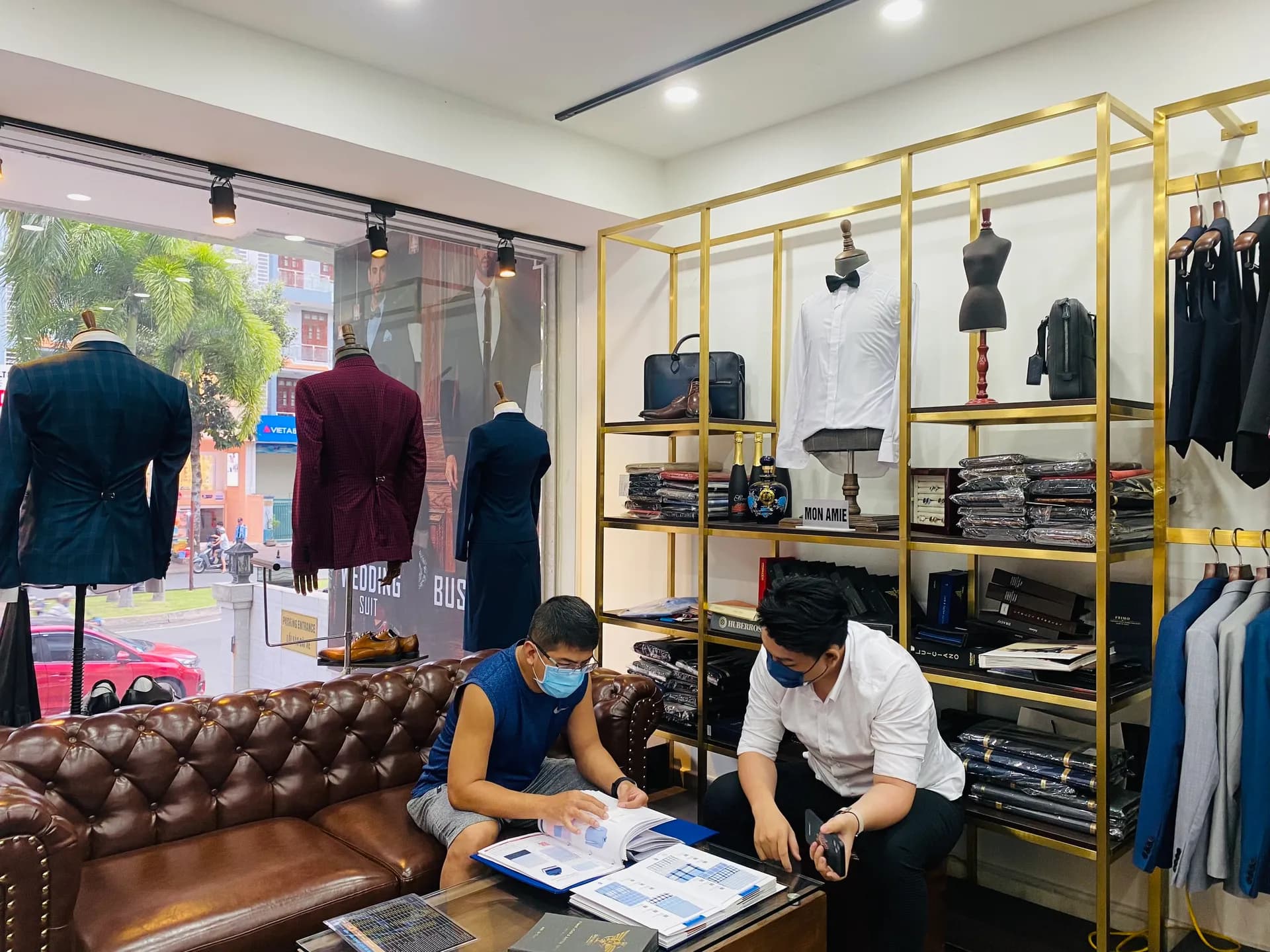 Phóng sự tại showroom — Mon Amie