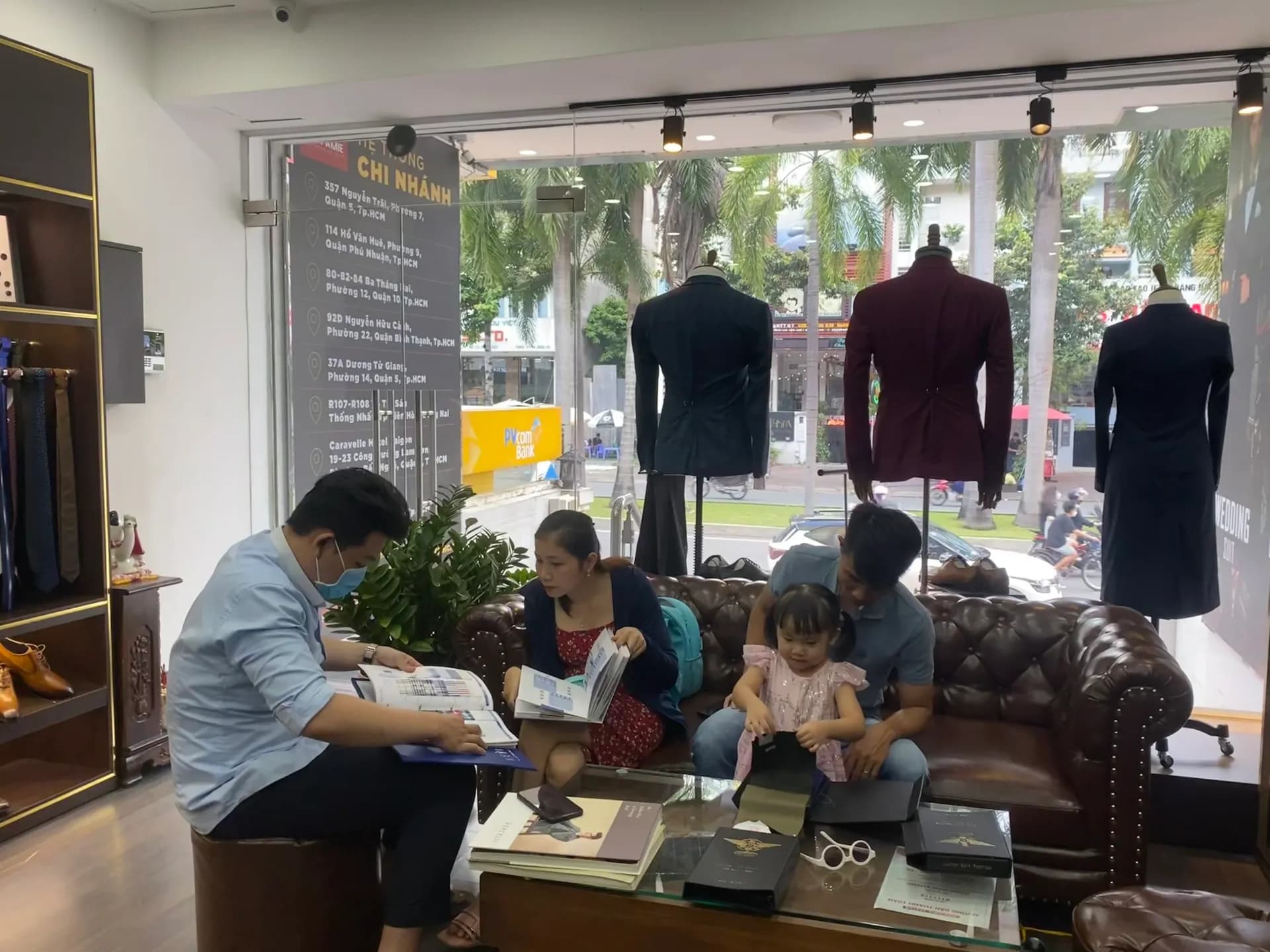 Phóng sự tại showroom — Mon Amie
