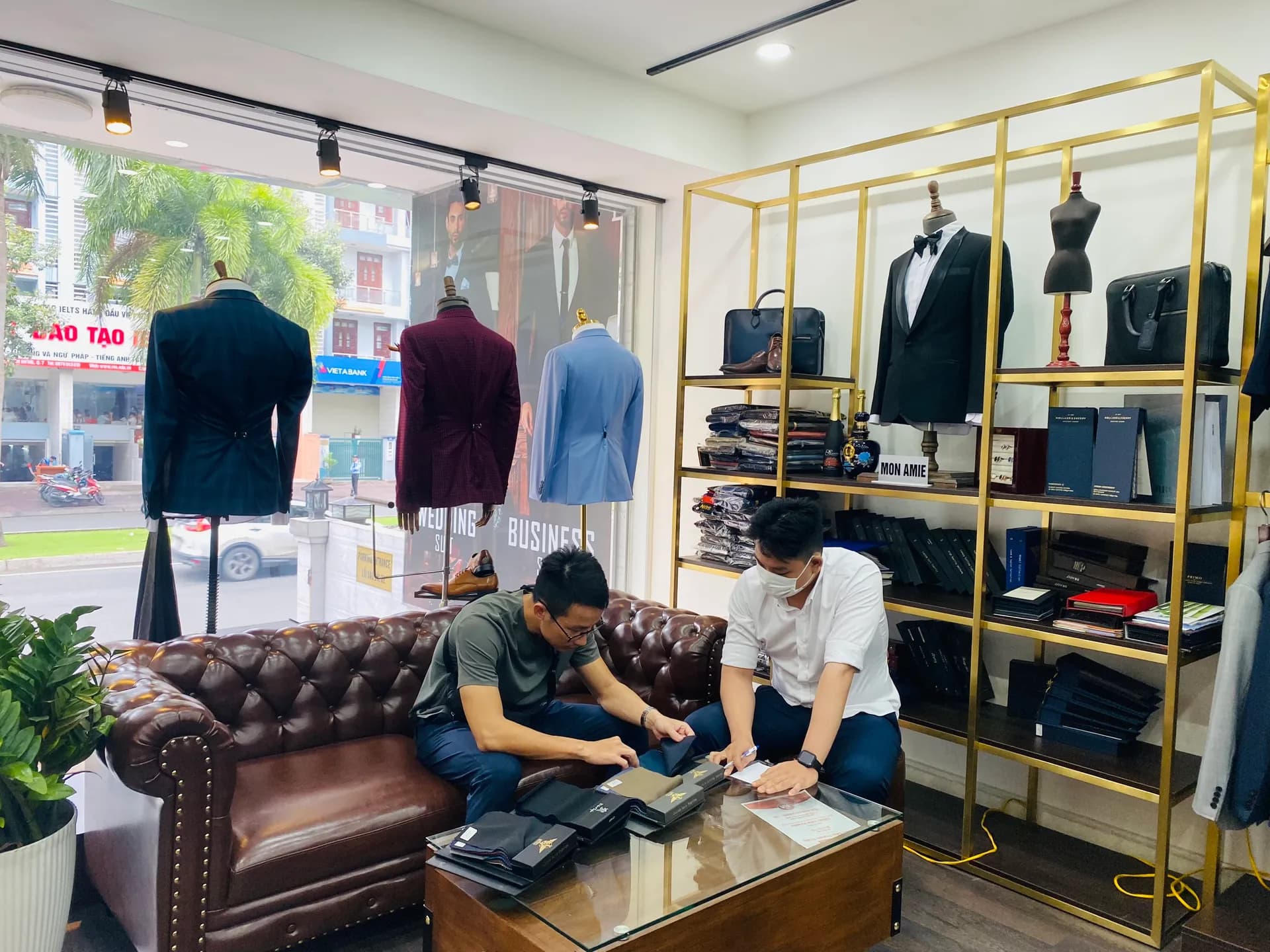 Phóng sự tại showroom — Mon Amie