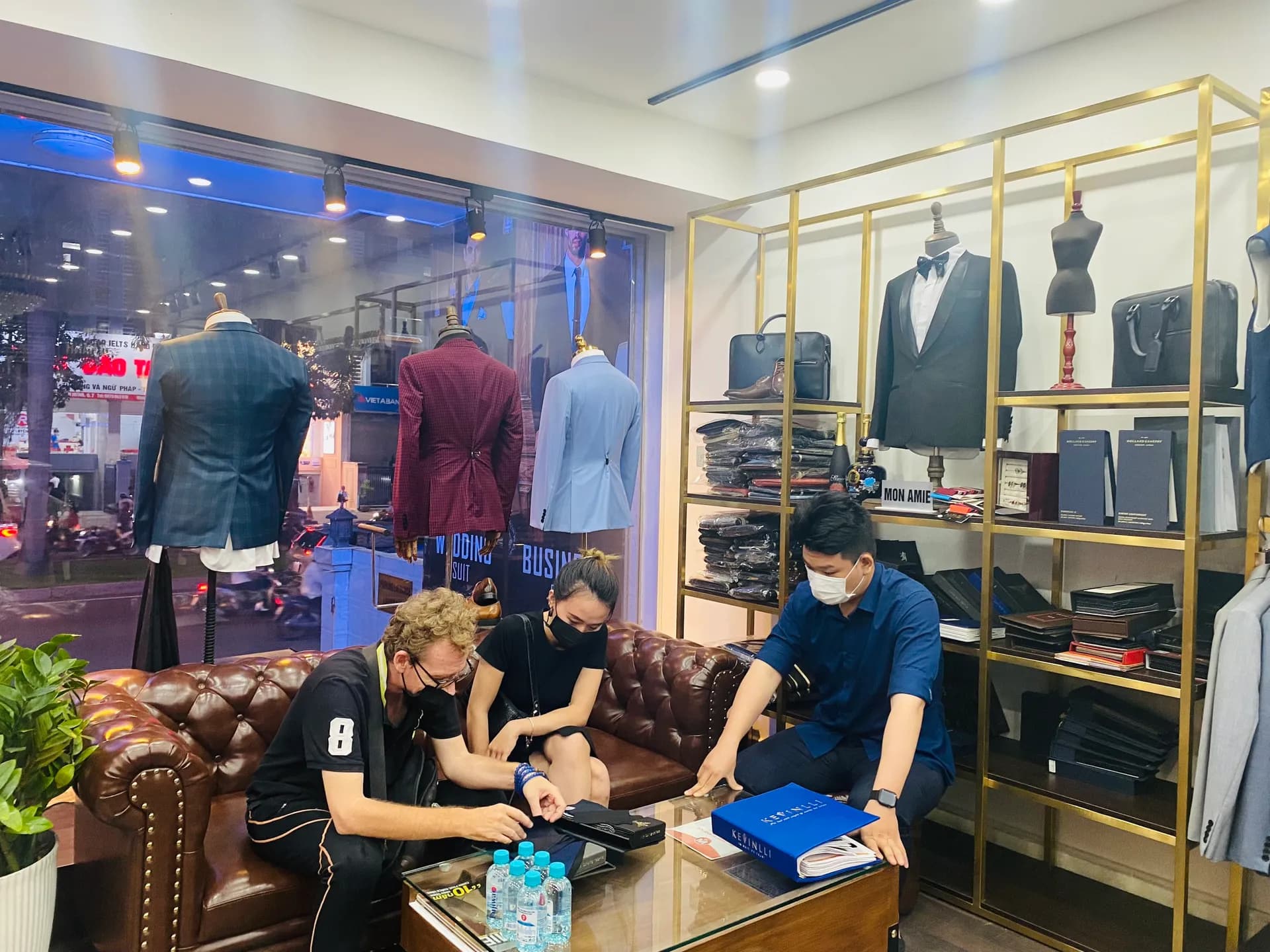Phóng sự tại showroom — Mon Amie