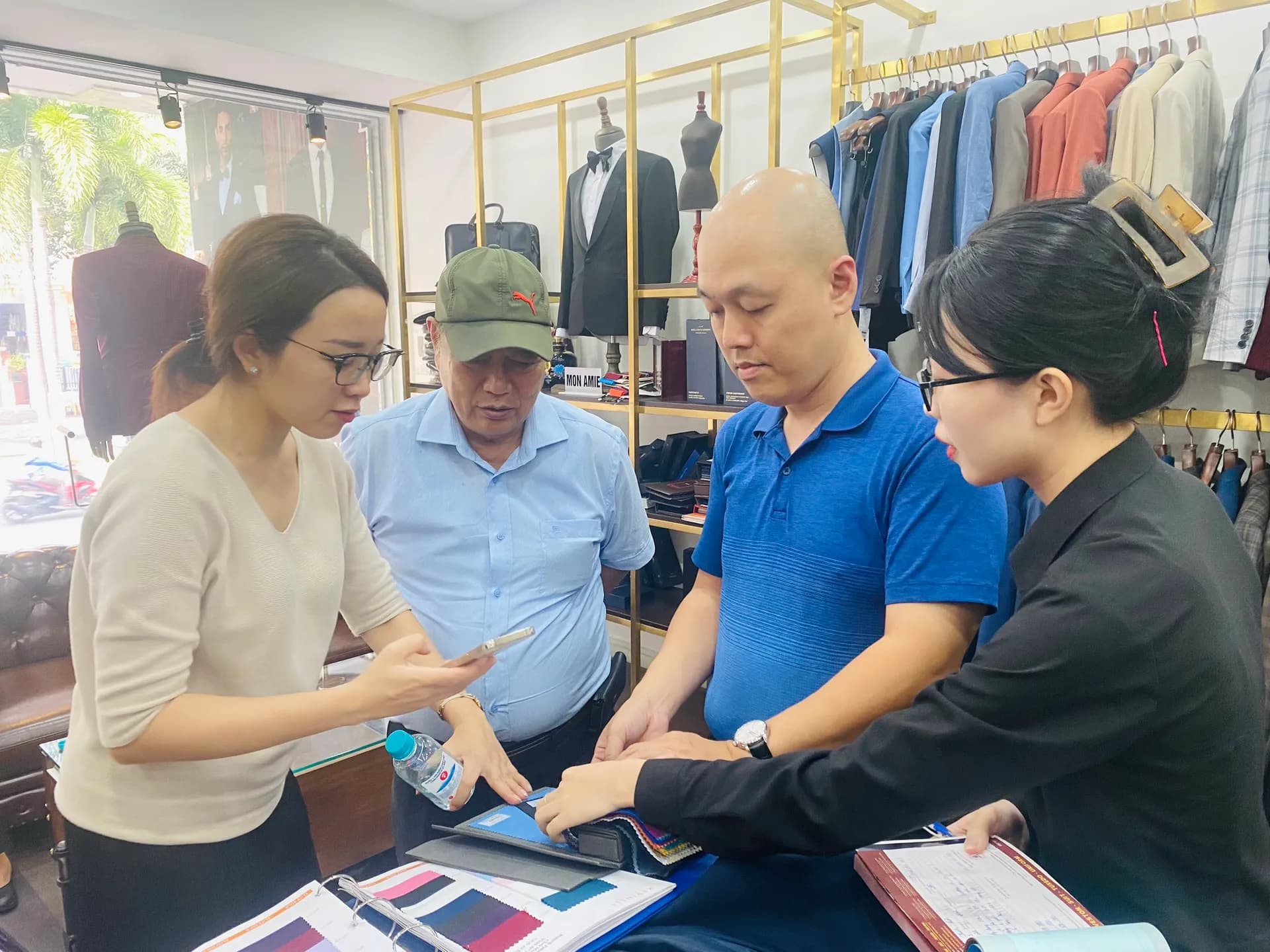 Phóng sự tại showroom — Mon Amie