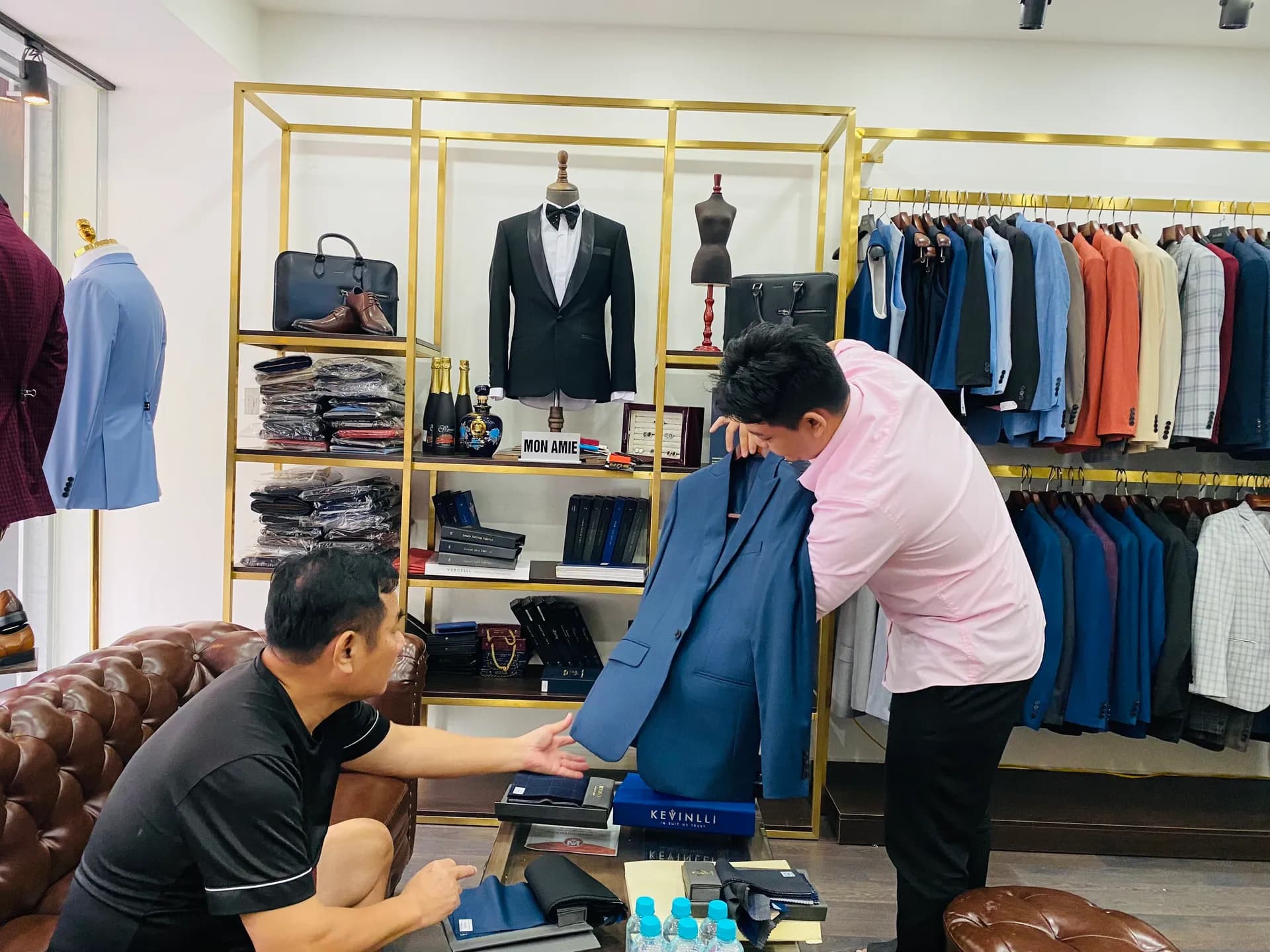 Phóng sự tại showroom — Mon Amie