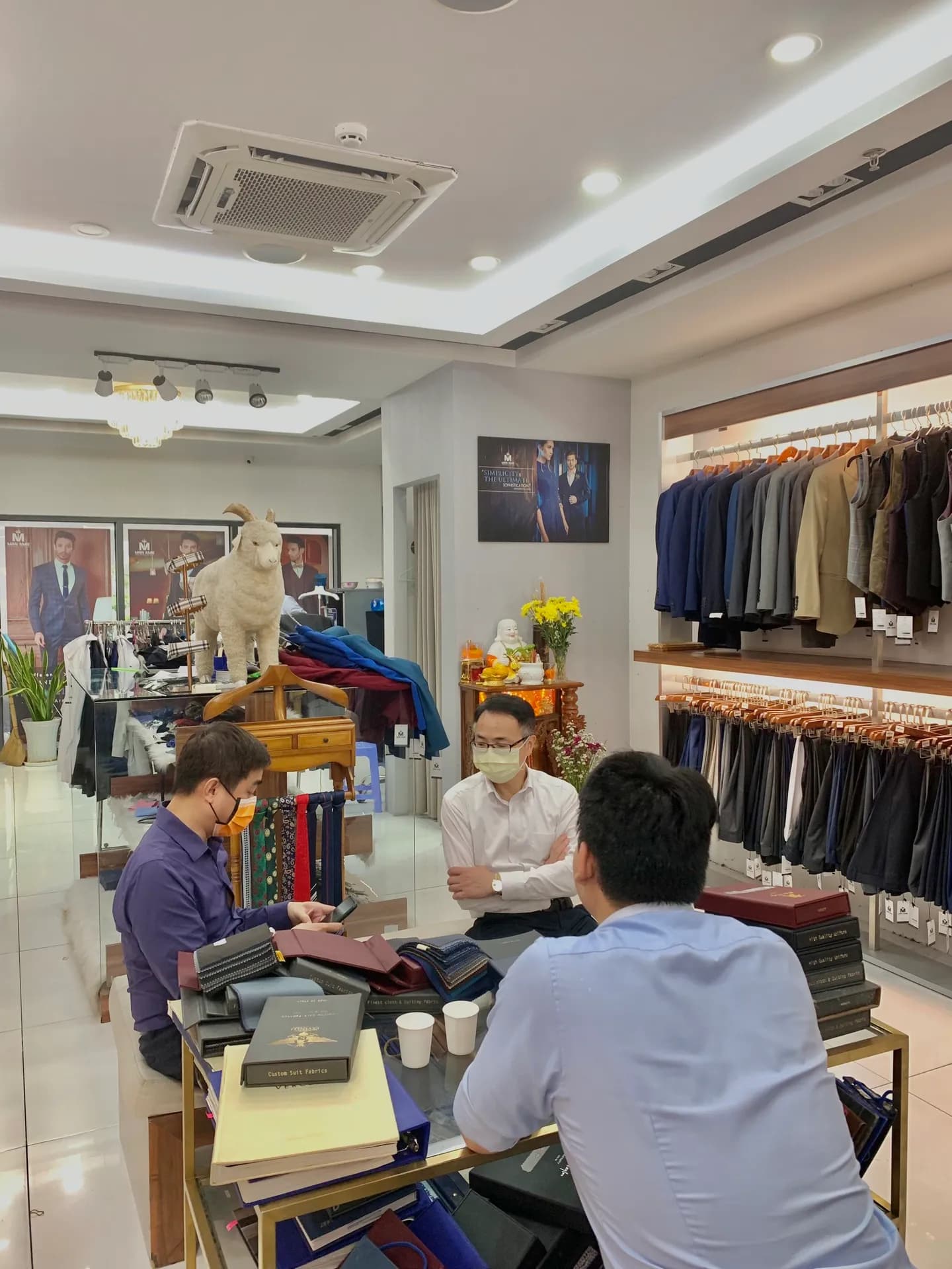 Phóng sự tại showroom — Mon Amie