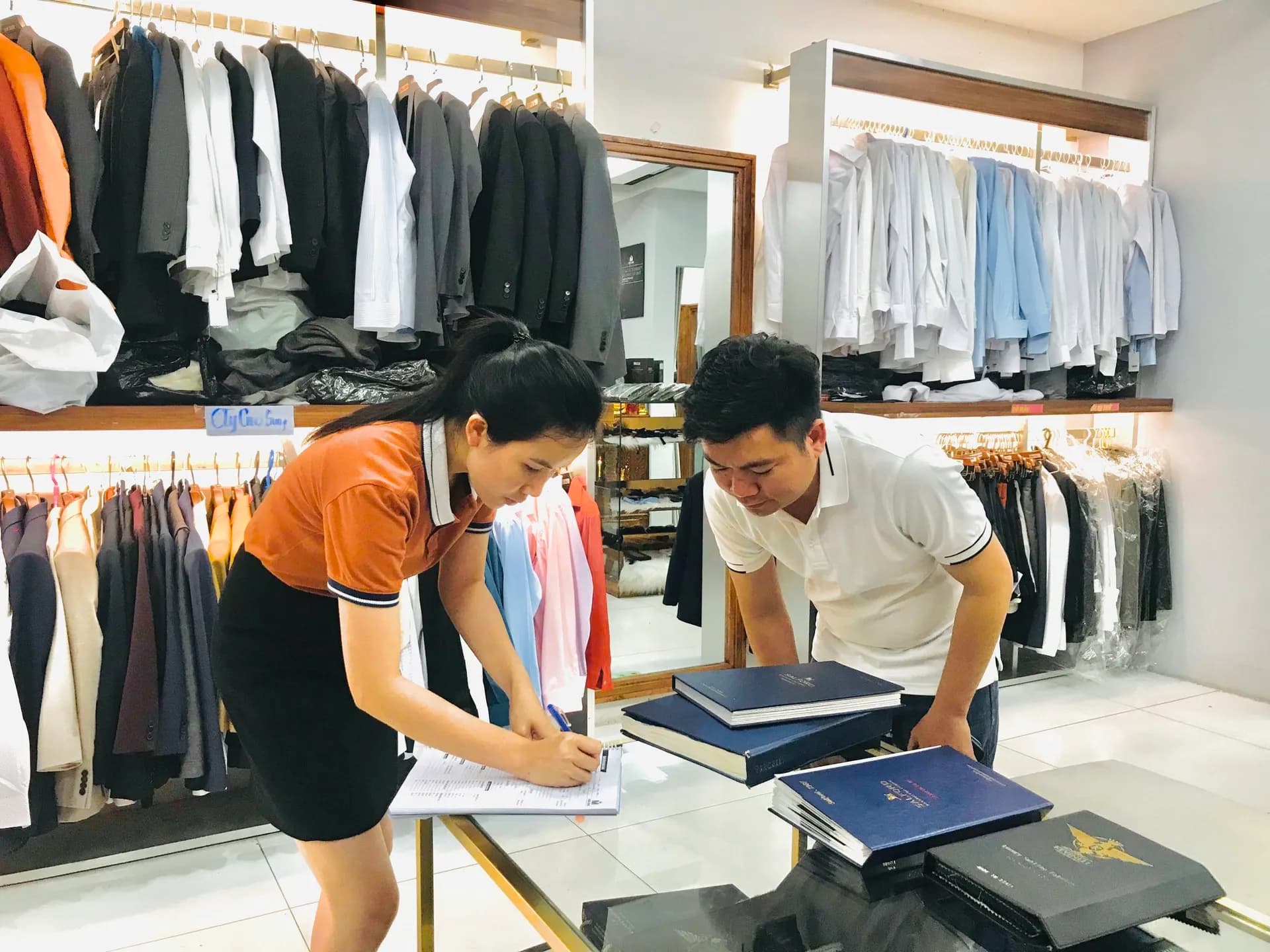 Phóng sự tại showroom — Mon Amie