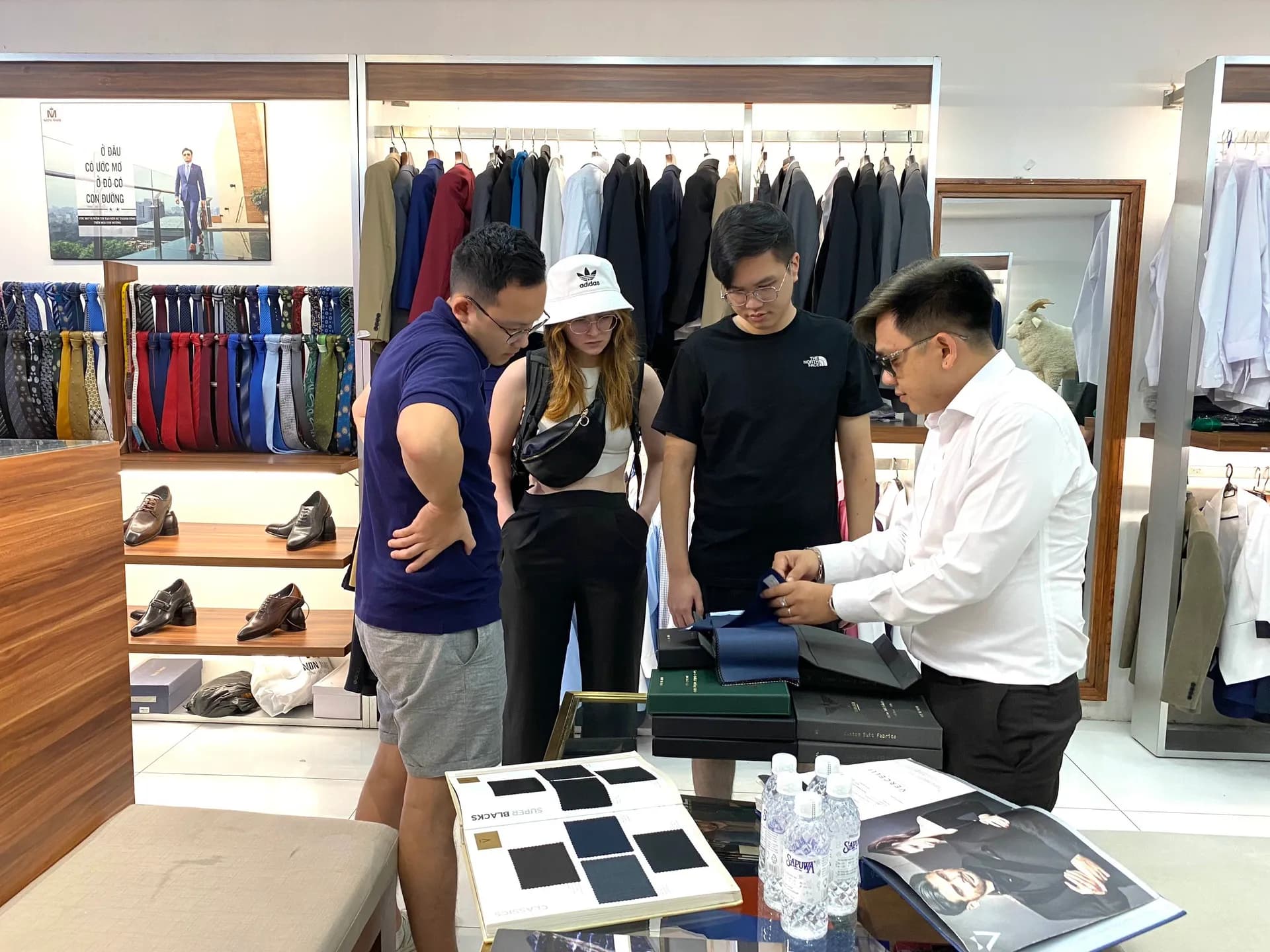 Phóng sự tại showroom — Mon Amie