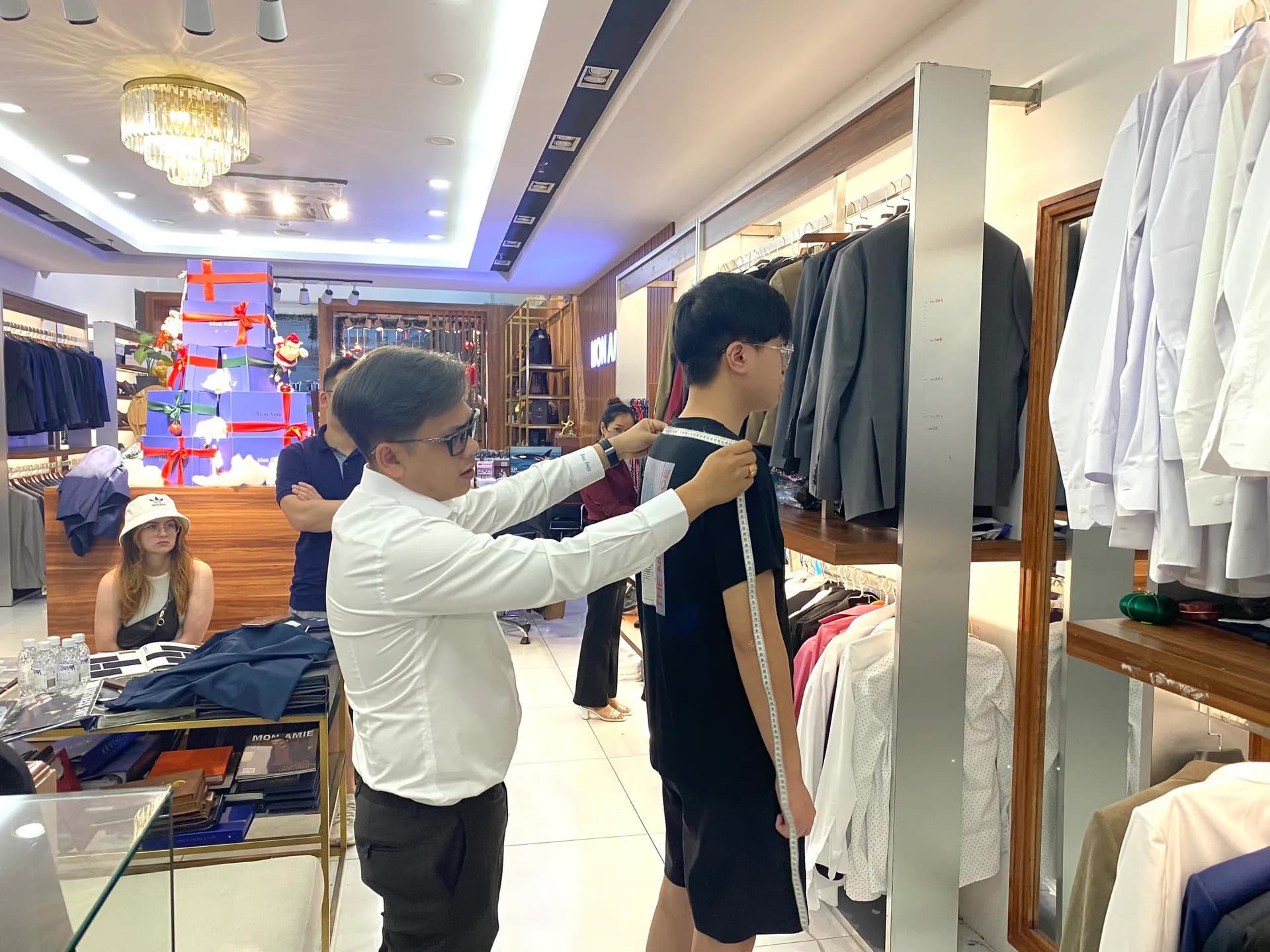Phóng sự tại showroom — Mon Amie