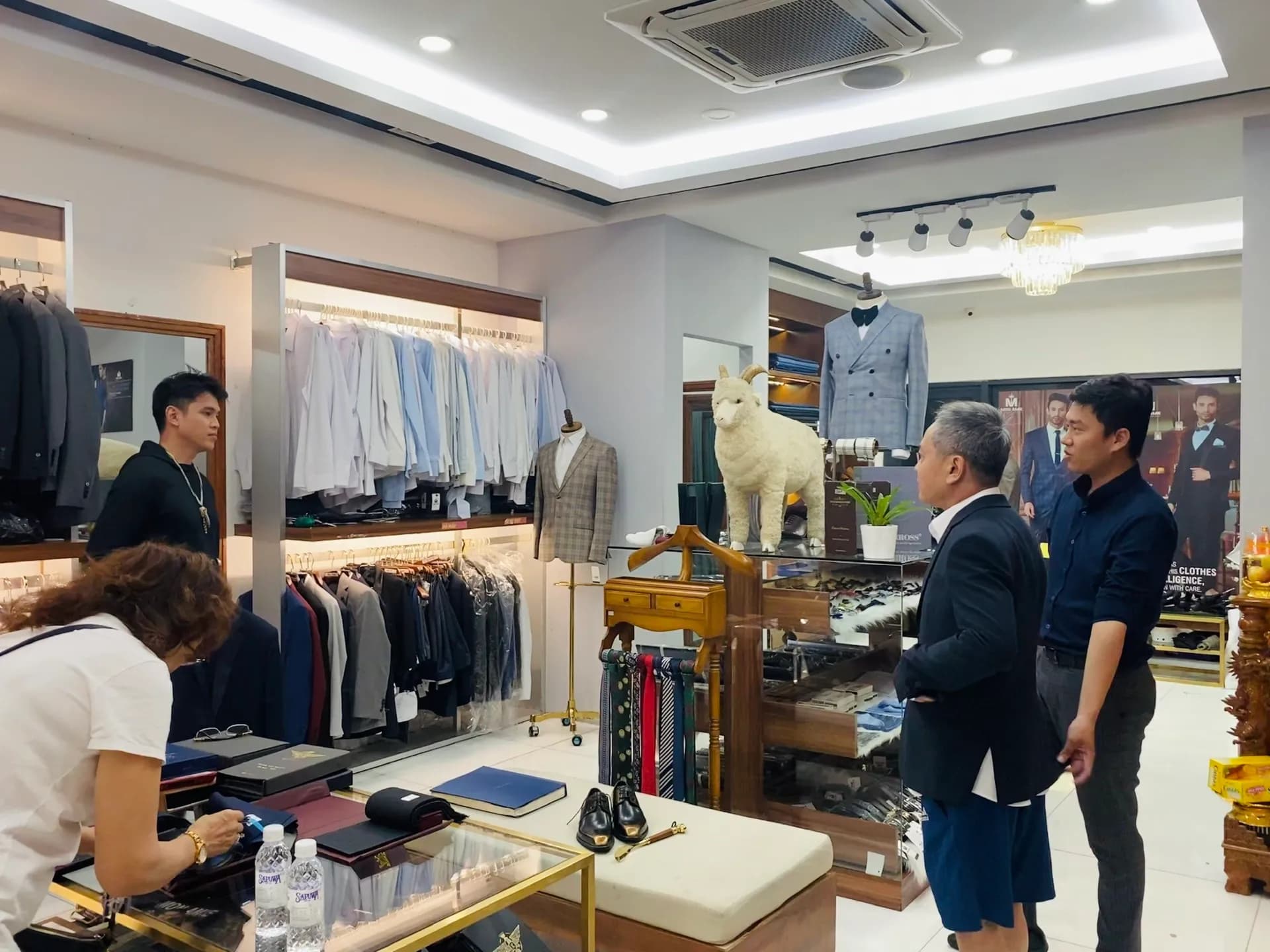 Phóng sự tại showroom — Mon Amie