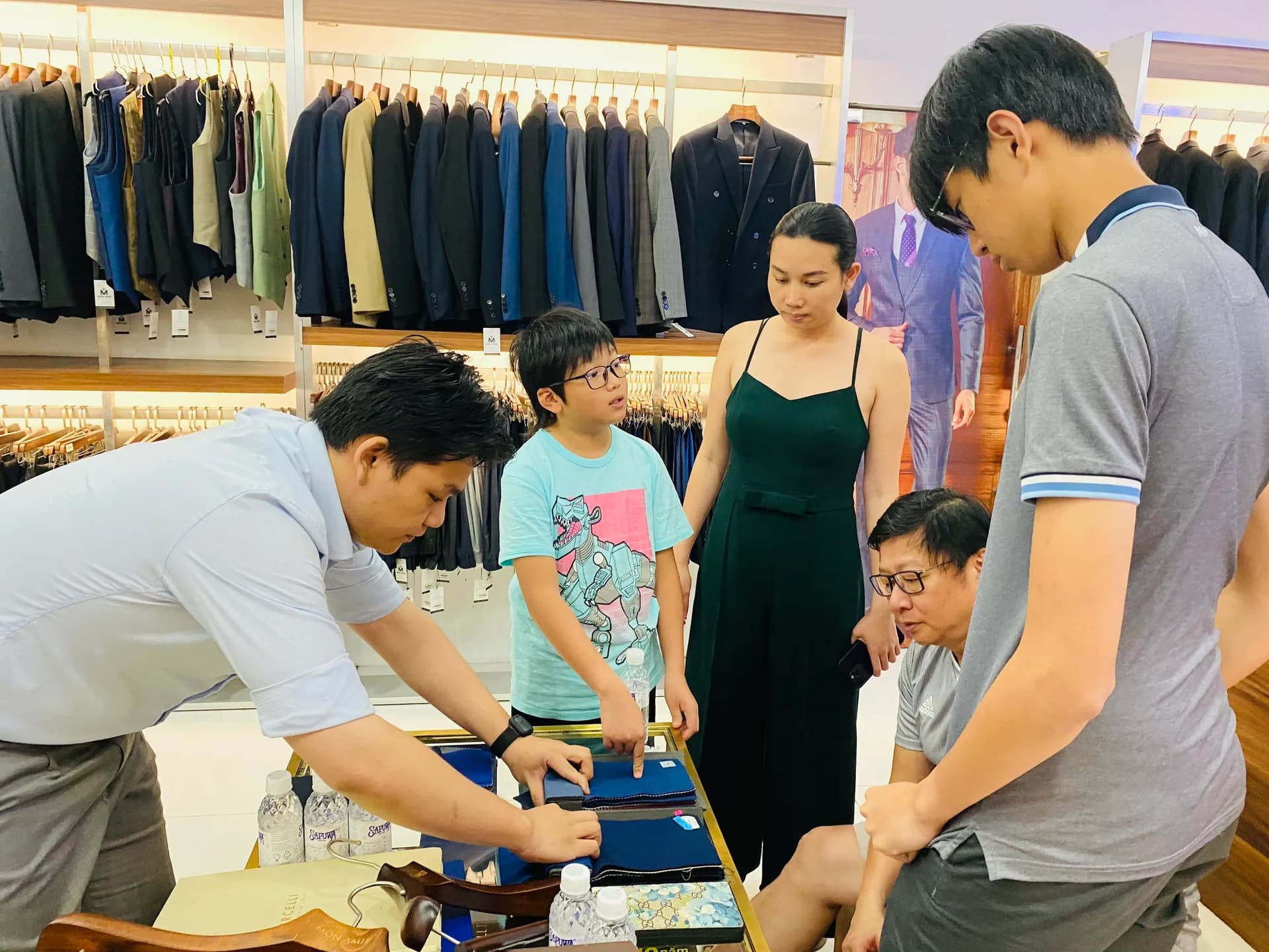 Phóng sự tại showroom — Mon Amie