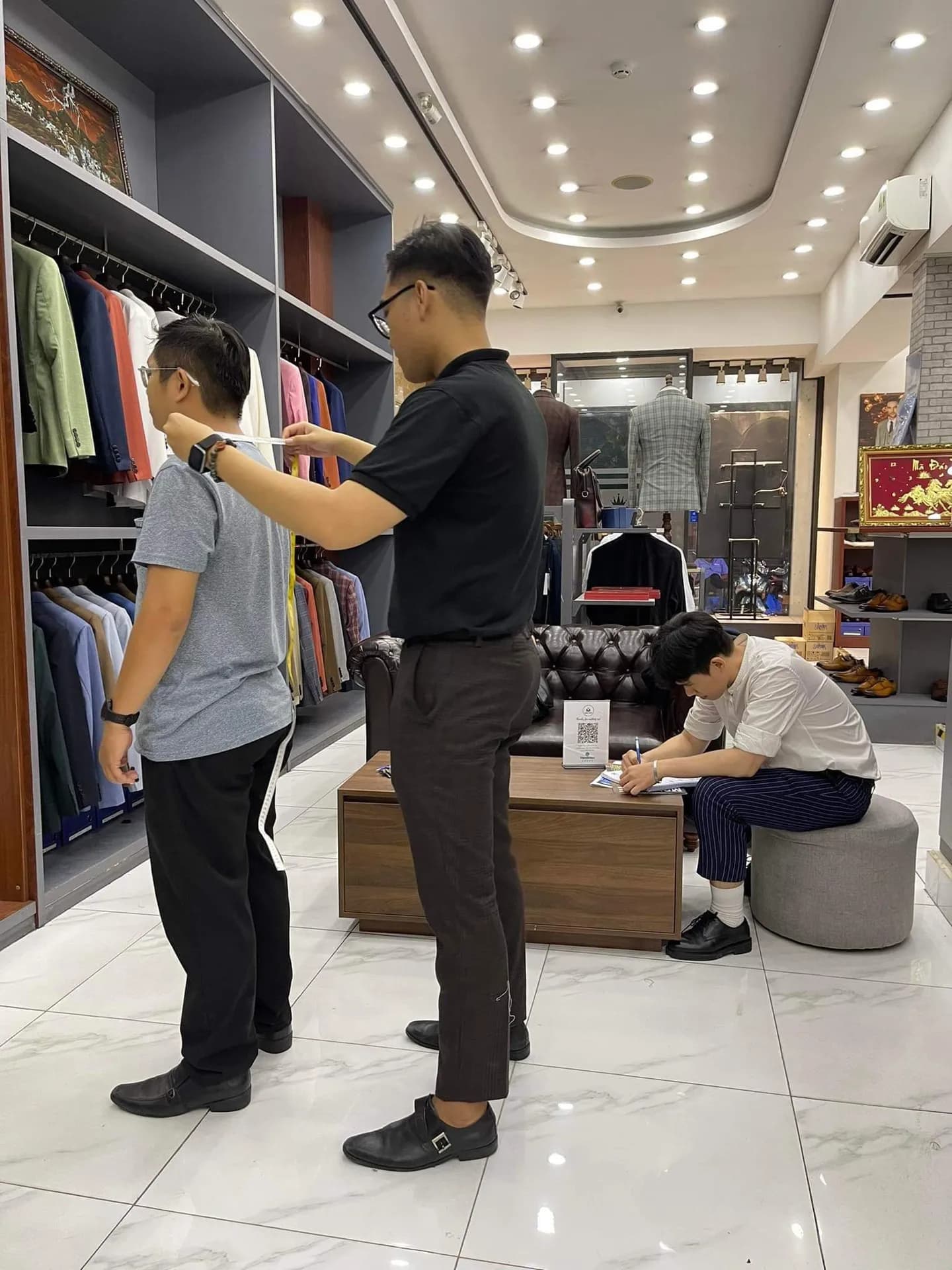 Phóng sự tại showroom — Mon Amie
