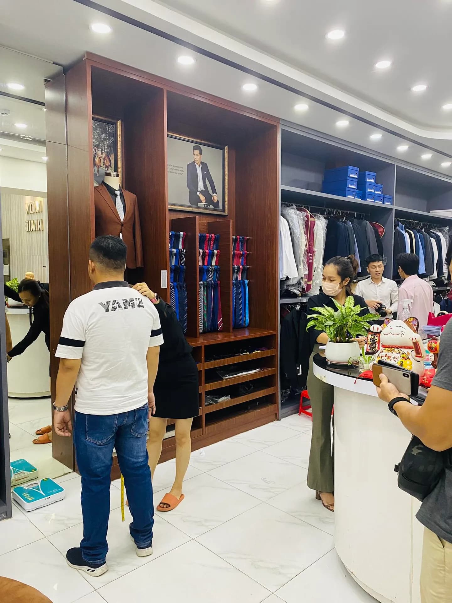 Phóng sự tại showroom — Mon Amie