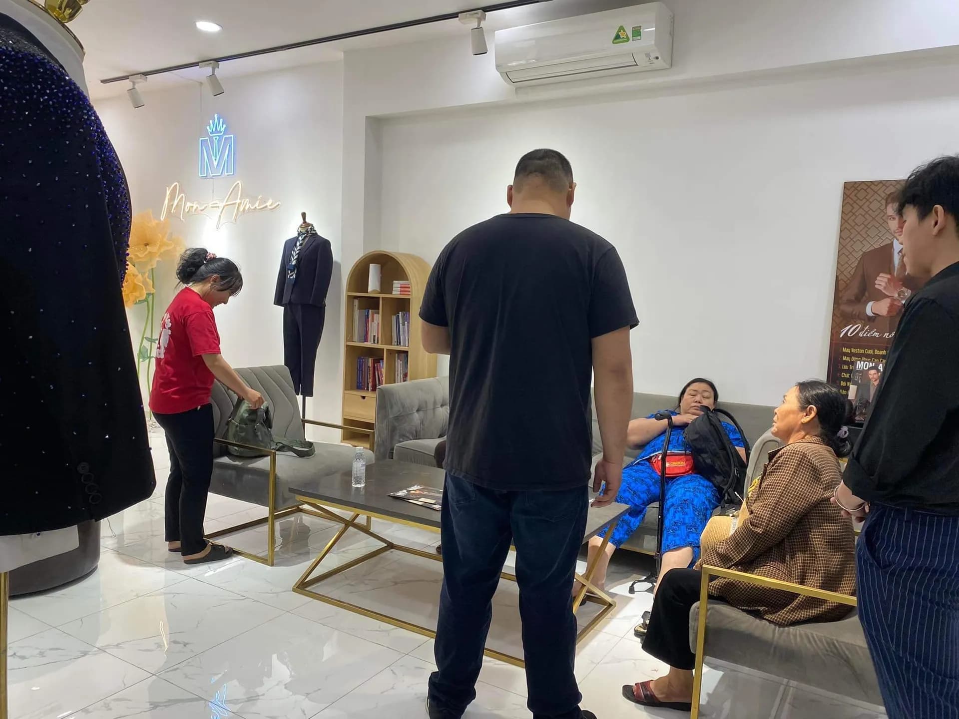 Phóng sự tại showroom — Mon Amie