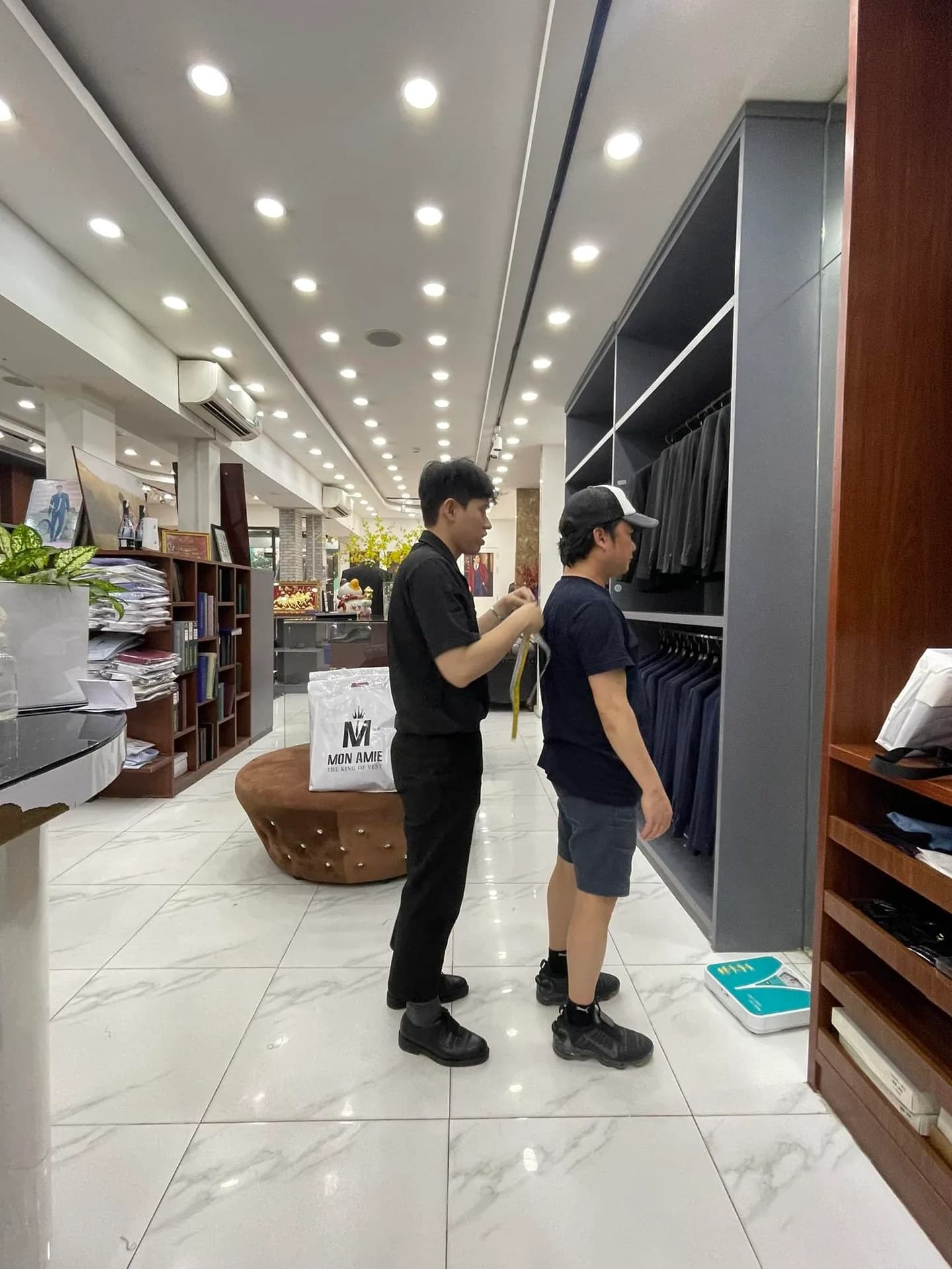 Phóng sự tại showroom — Mon Amie