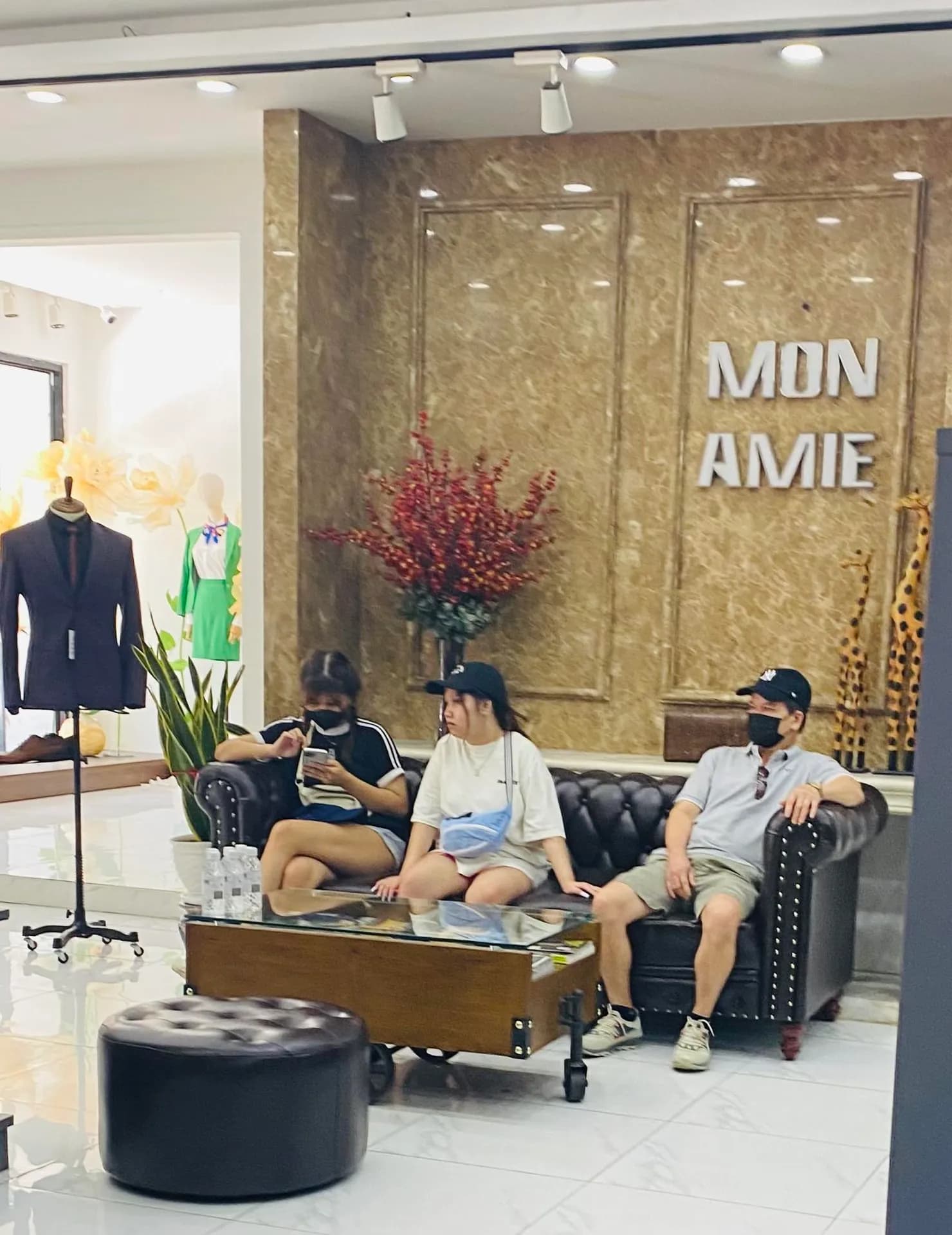 Phóng sự tại showroom — Mon Amie