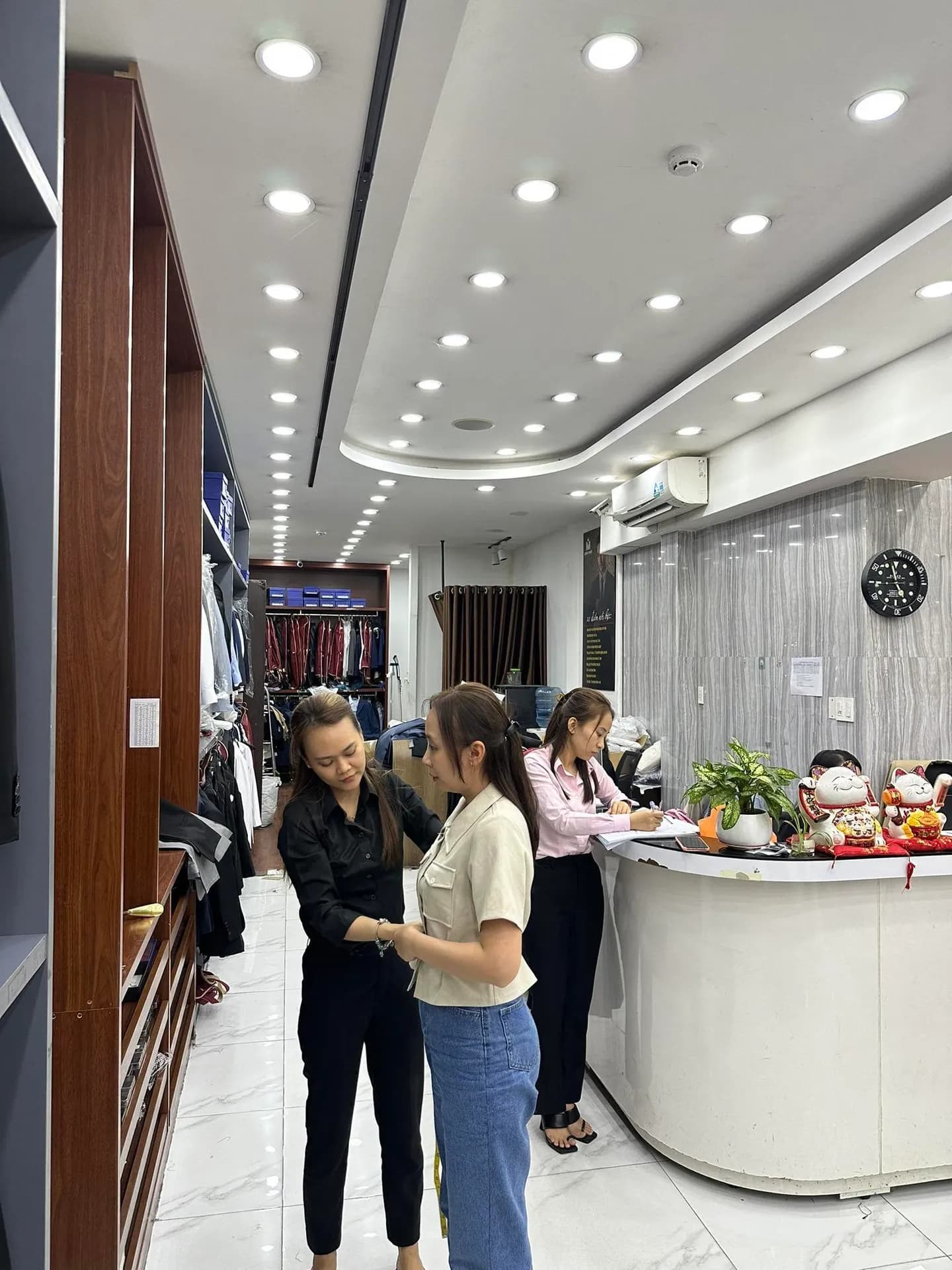 Phóng sự tại showroom — Mon Amie