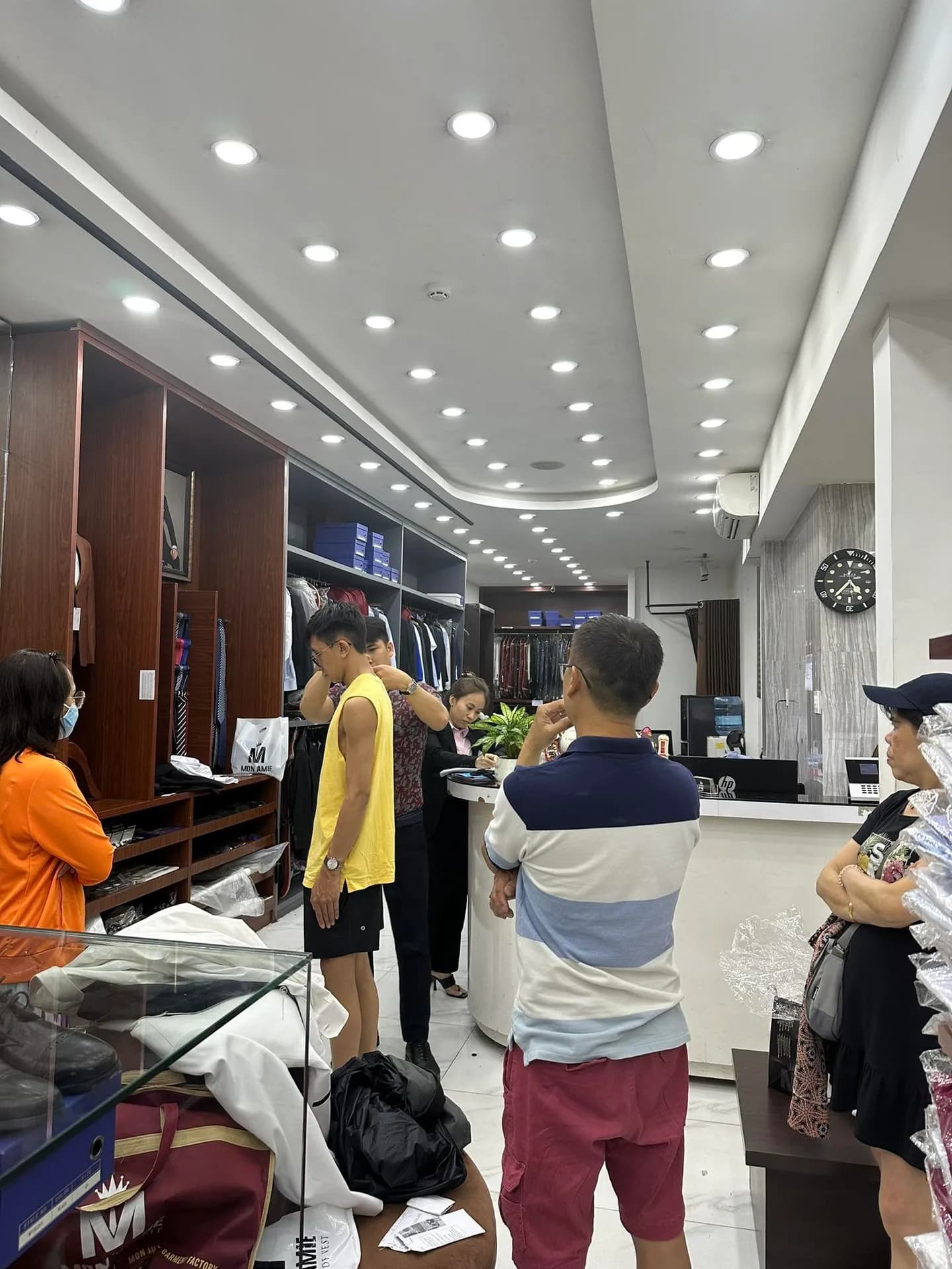 Phóng sự tại showroom — Mon Amie