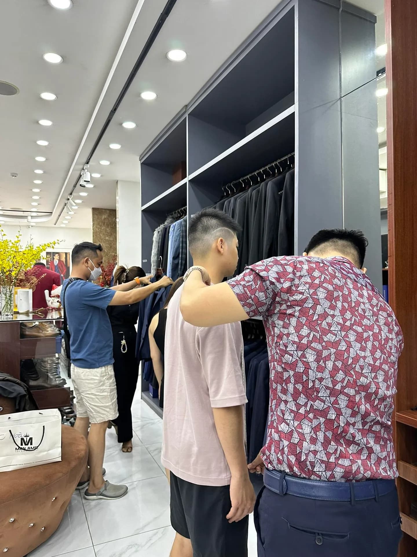 Phóng sự tại showroom — Mon Amie