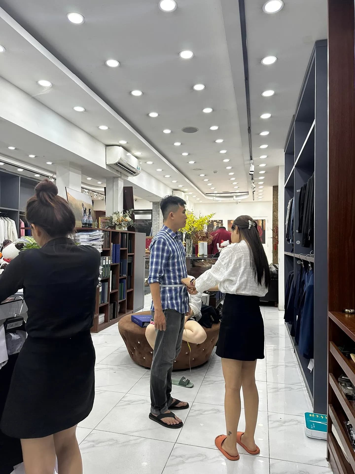 Phóng sự tại showroom — Mon Amie