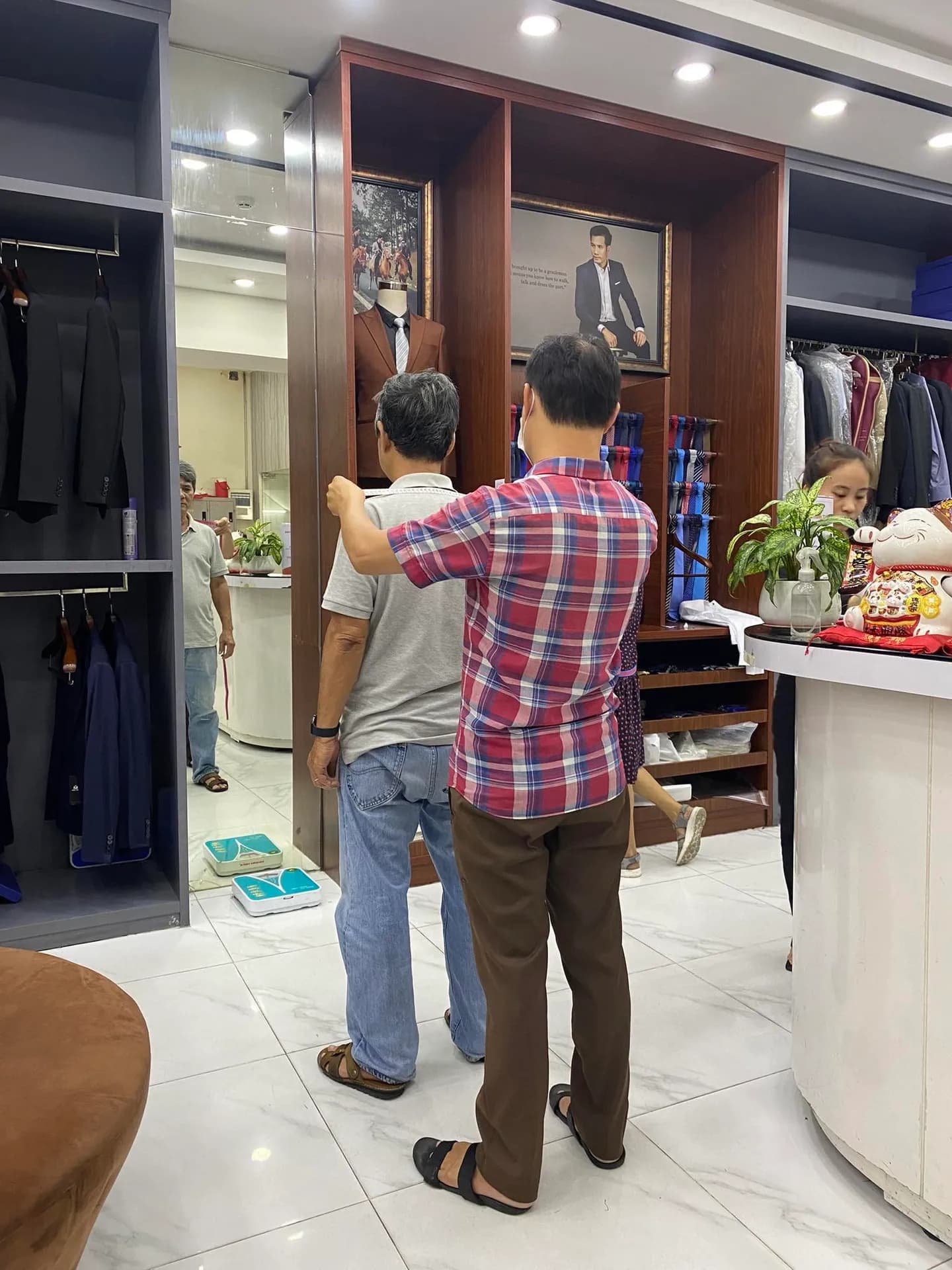 Phóng sự tại showroom — Mon Amie